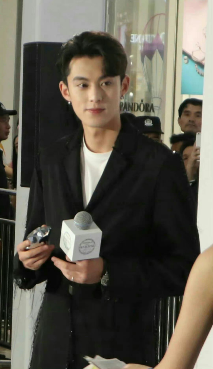 王鹤棣# 王鹤棣锁骨下有红印,热搜说是某位嫂子咬的,明确指向虞书欣