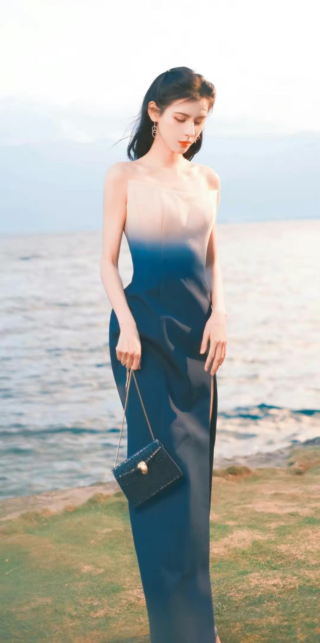 张予曦粉蓝渐变抹胸开叉裙,曲线玲珑的人鱼公主 676767