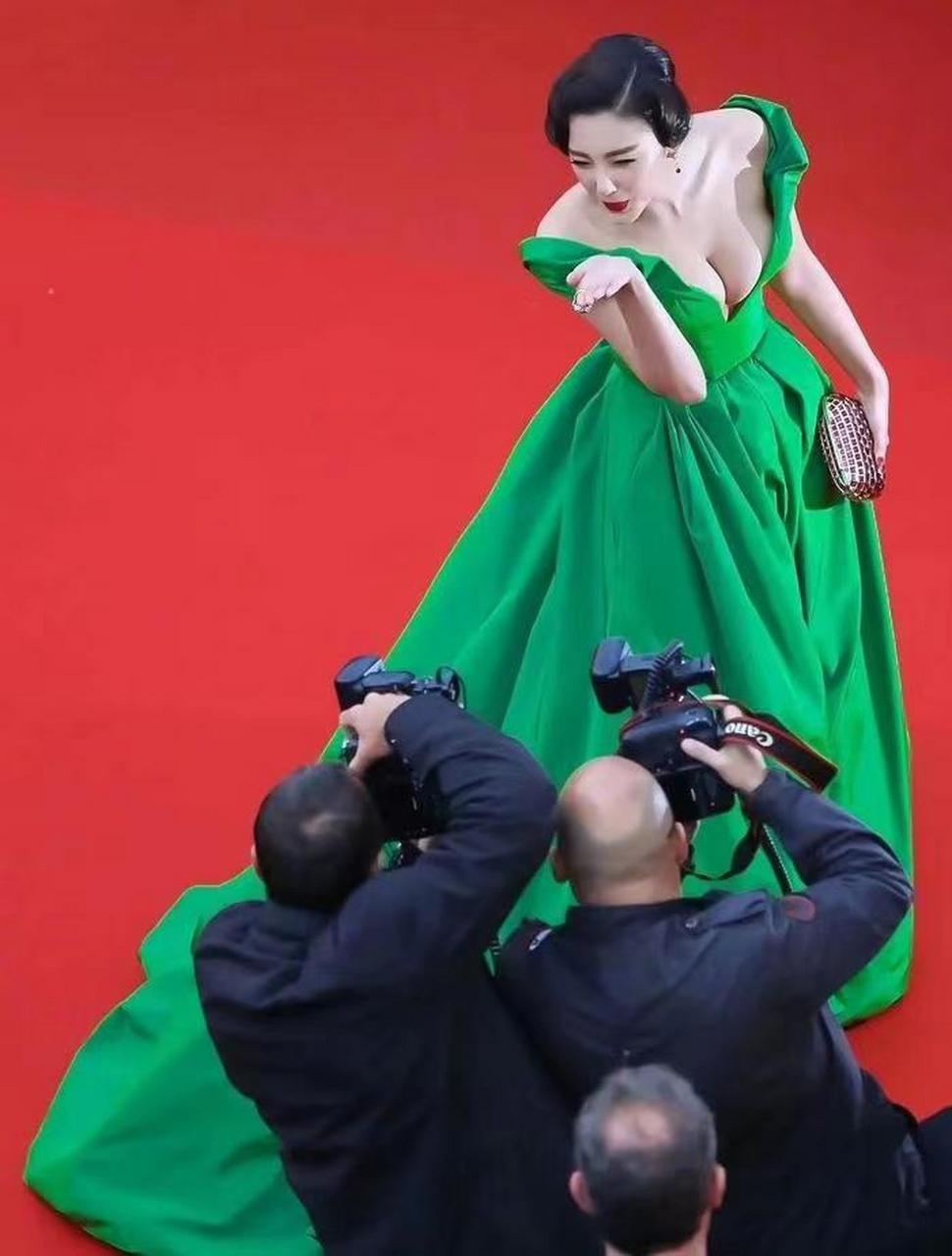 张雨绮在戛纳电影节走红毯,恕我眼拙,她穿的裙子,到底属于什么颜色?