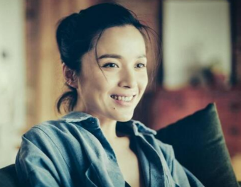 靳东妻子近况曝光,白发素颜惹网友争议,却被靳东宠上天?