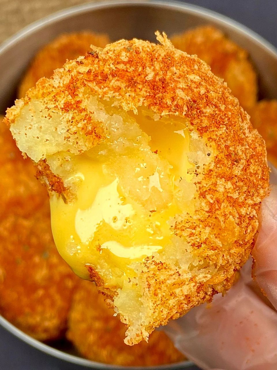 一口爆浆,奶香味浓郁,土豆细腻绵密,外面裹上辣芝士粉,真的绝绝子!