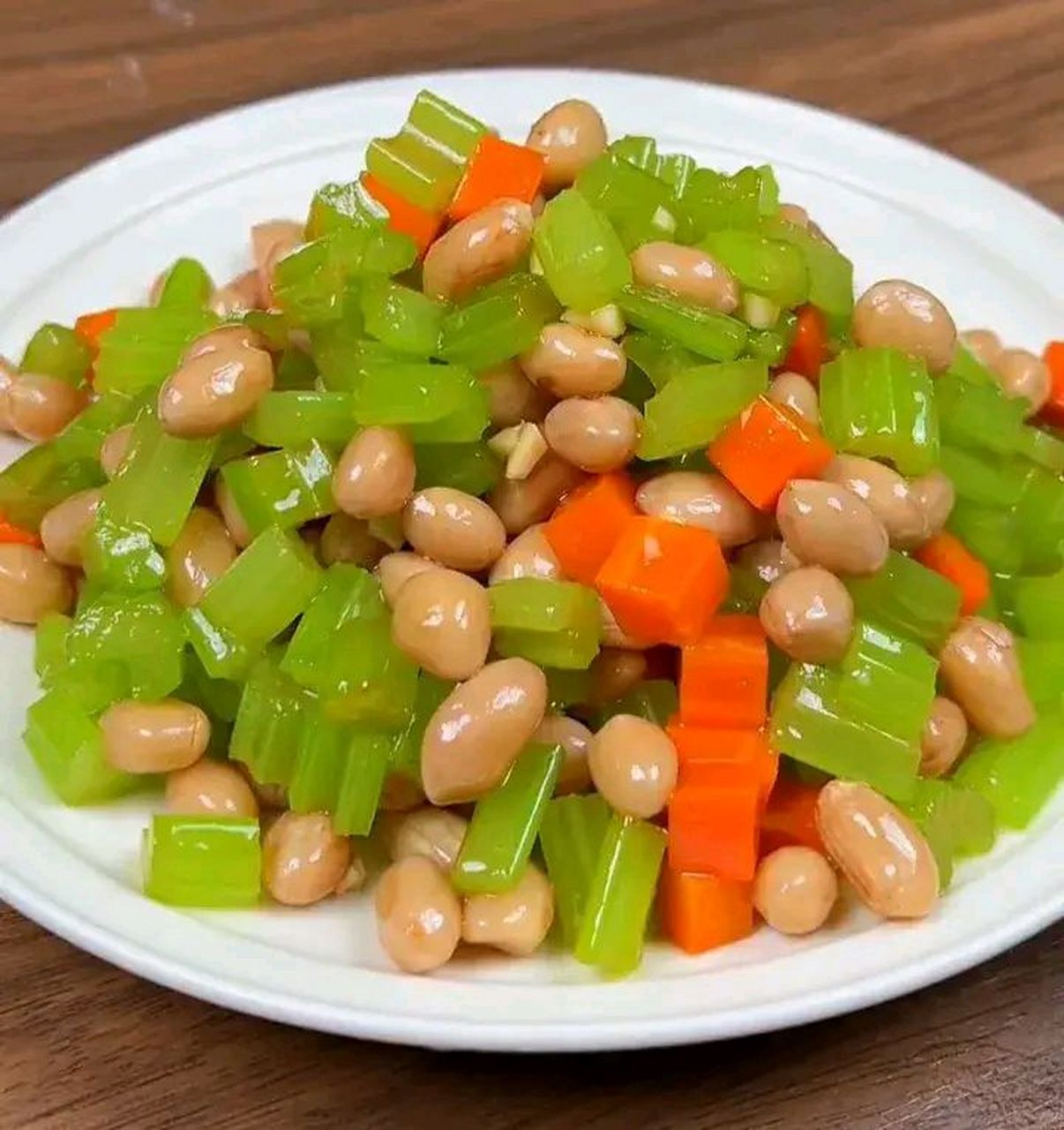 分享一道清爽解腻的芹菜花生米,做法简单,一看就会