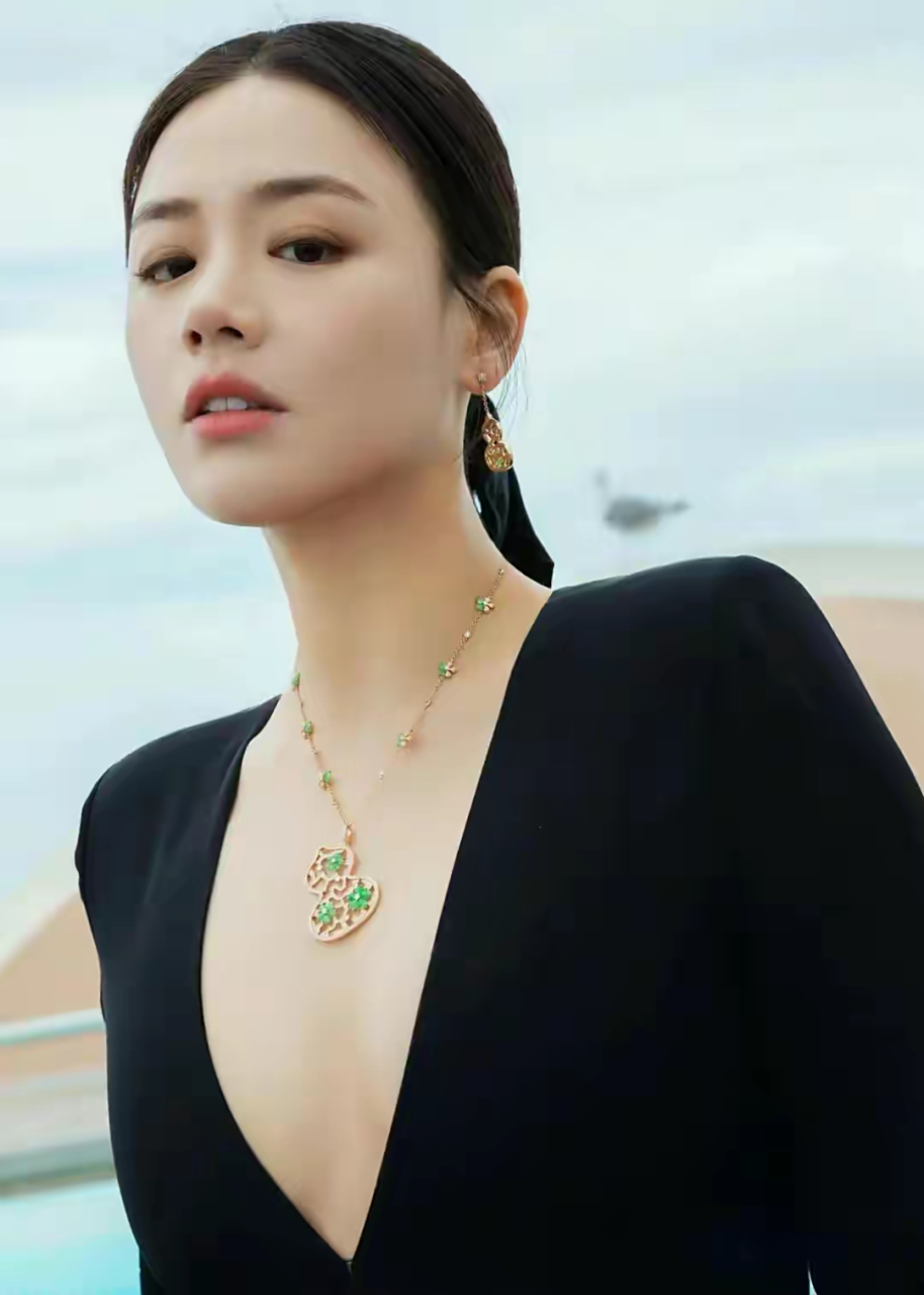 马思纯亮相戛纳电影节红毯,黑色深v礼服简约大气,性感而不失优雅.