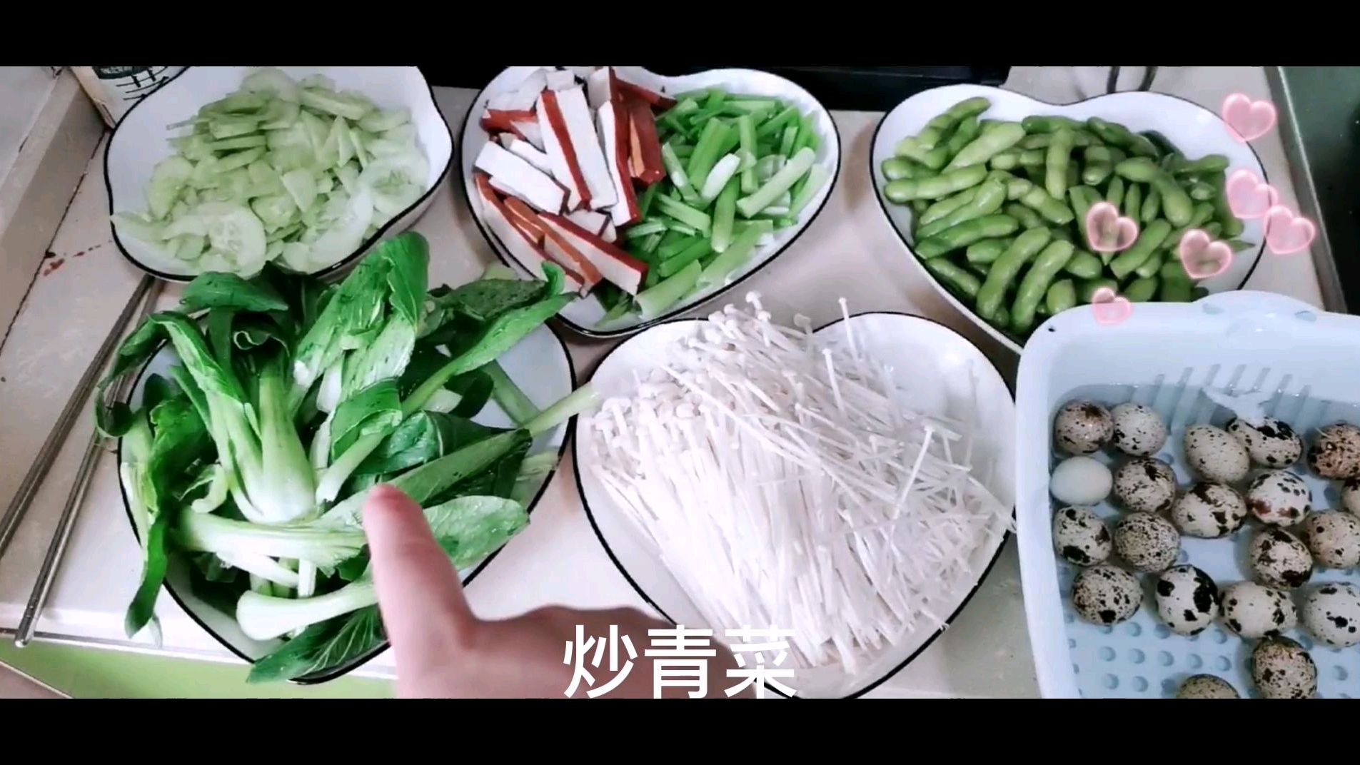 一款鹌鹑蛋金针菇肉丝汤和芹菜干子肉丝好吃到停不下来