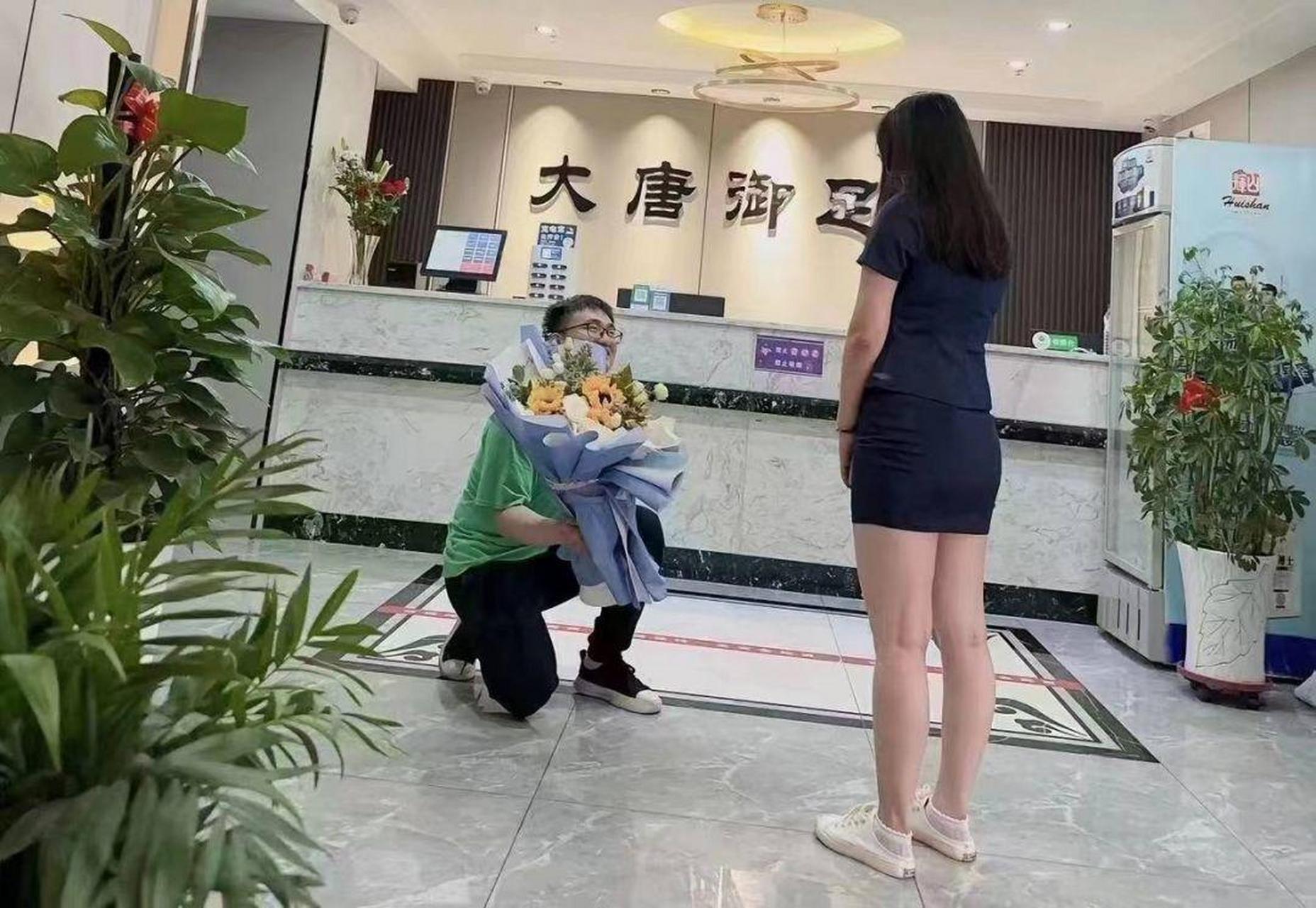 这是我兄弟,成功表白8号技师,我是该恭喜他么?