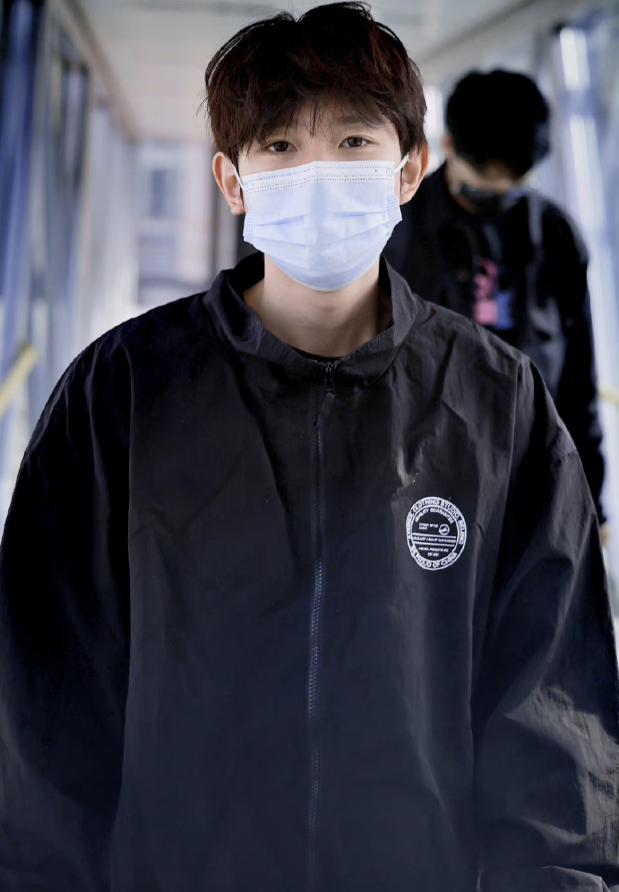 王源戴口罩,是因为抽了华子吗?[偷笑]