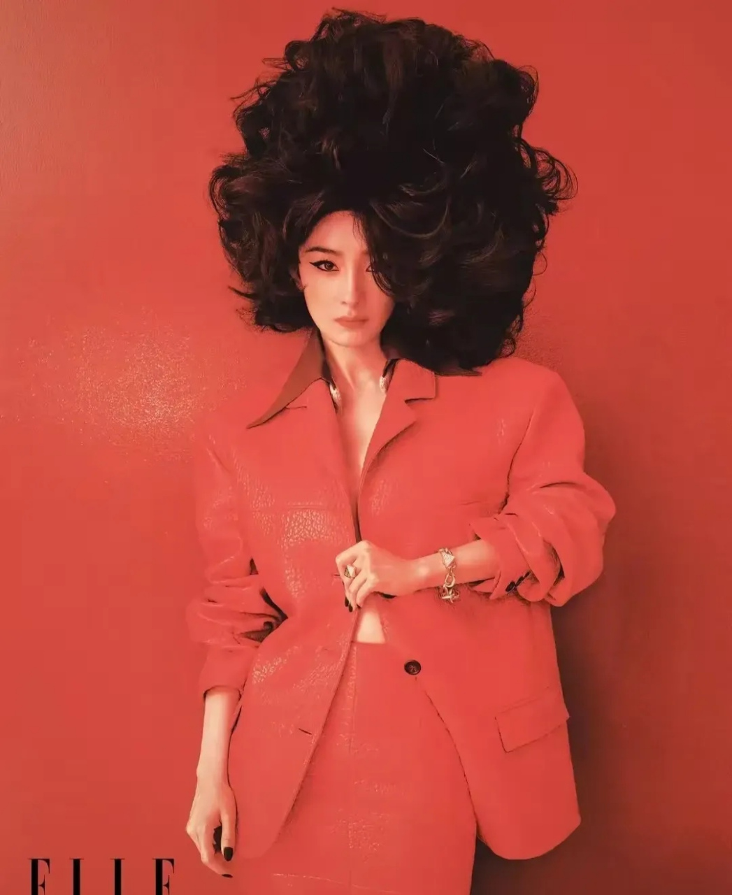 这套以夸张爆炸头发型设计 不同类型独特服饰搭配!