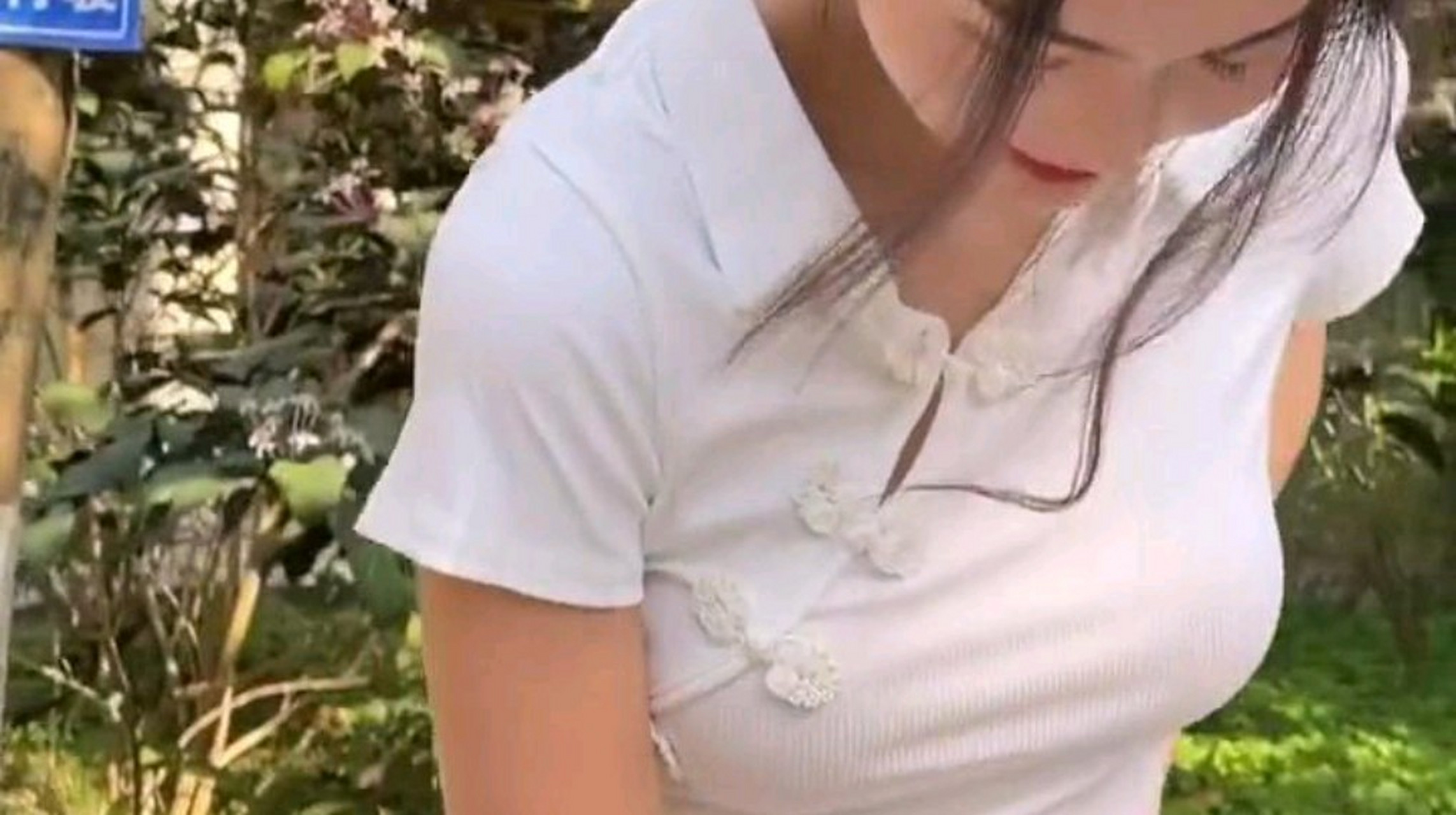 美女是要真空出行啊.