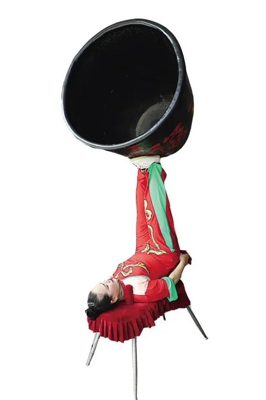 张师傅是一名杂技演员,脚耍大缸已有多年,可谓驾轻就熟.