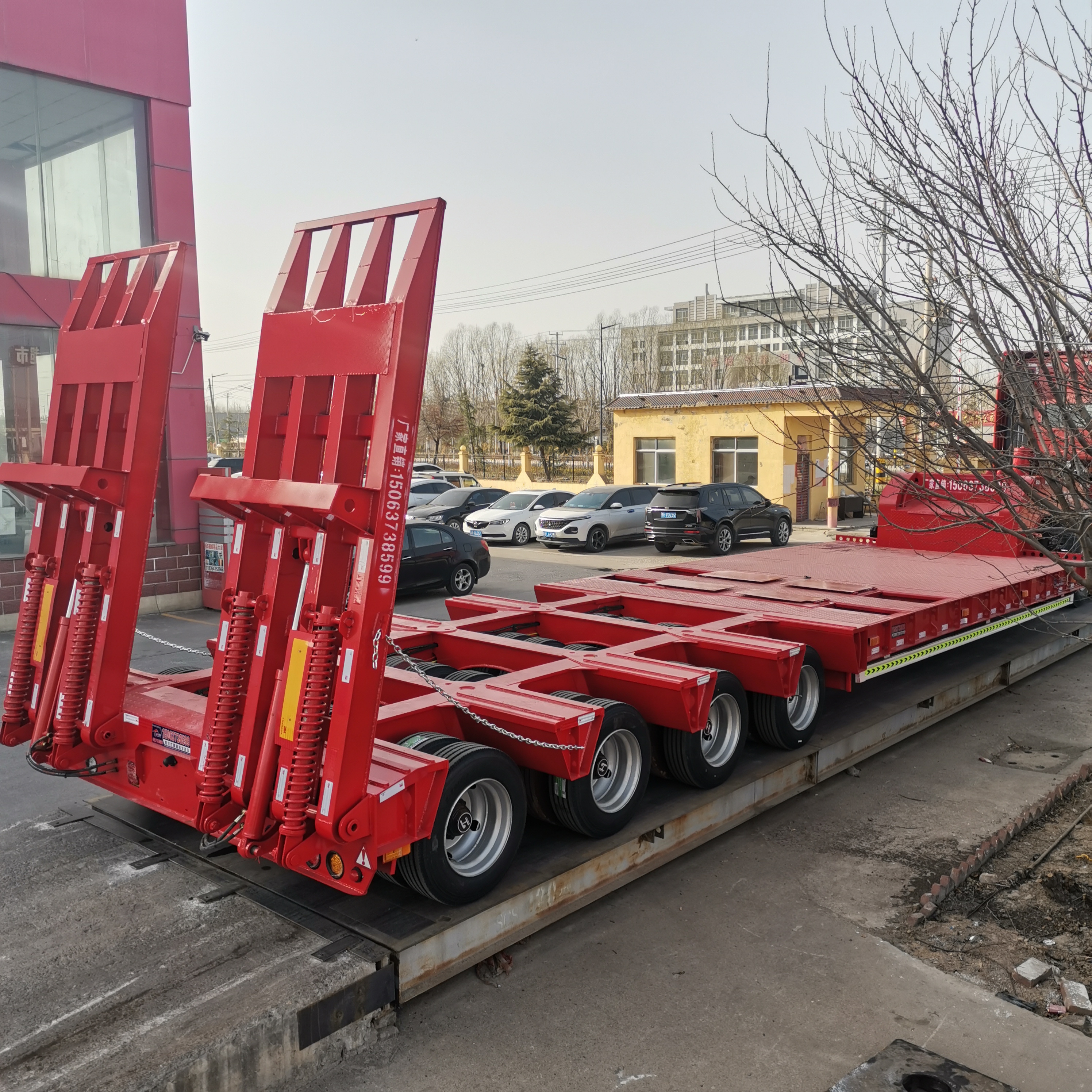 低平板半挂车四线八轴液压爬梯抽拉4米