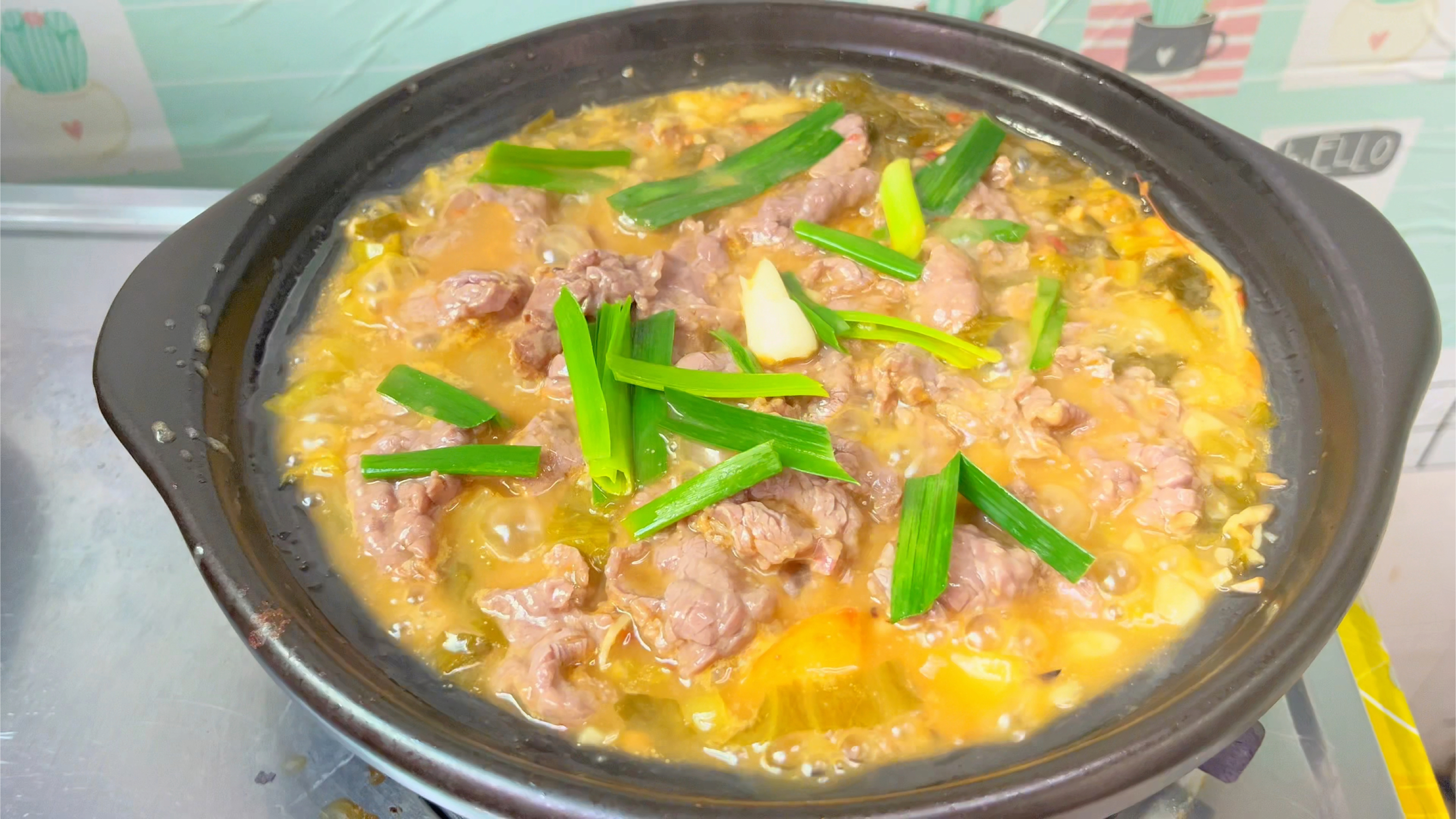 过年大鱼大肉吃多了,来这个酸菜土豆牛肉煲,香辣开胃不油腻