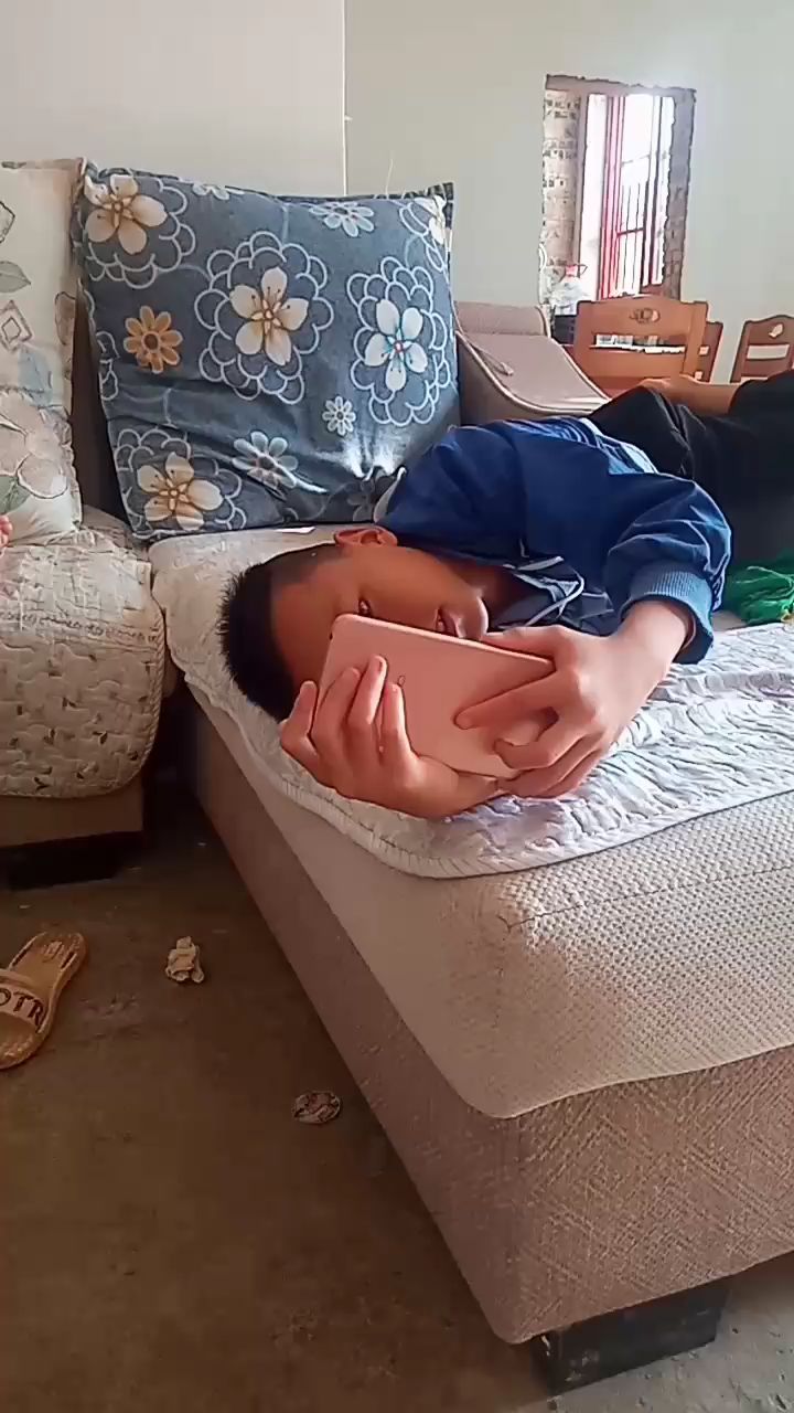 夭下小孩看手手机都这姿势吗