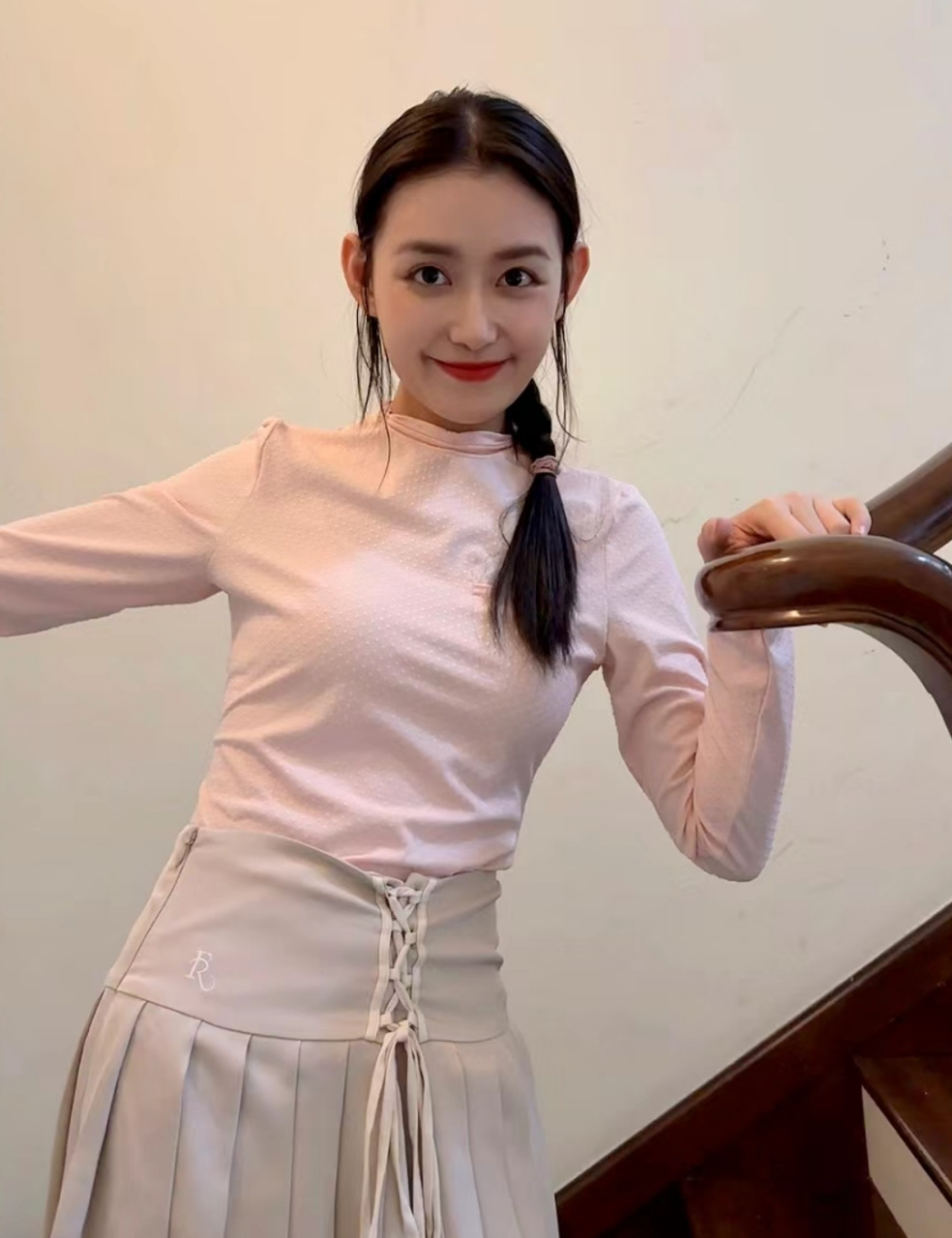 蒋依依录完综艺有走红的迹象了,她配合节目晒生活照,粉色长袖配卡其