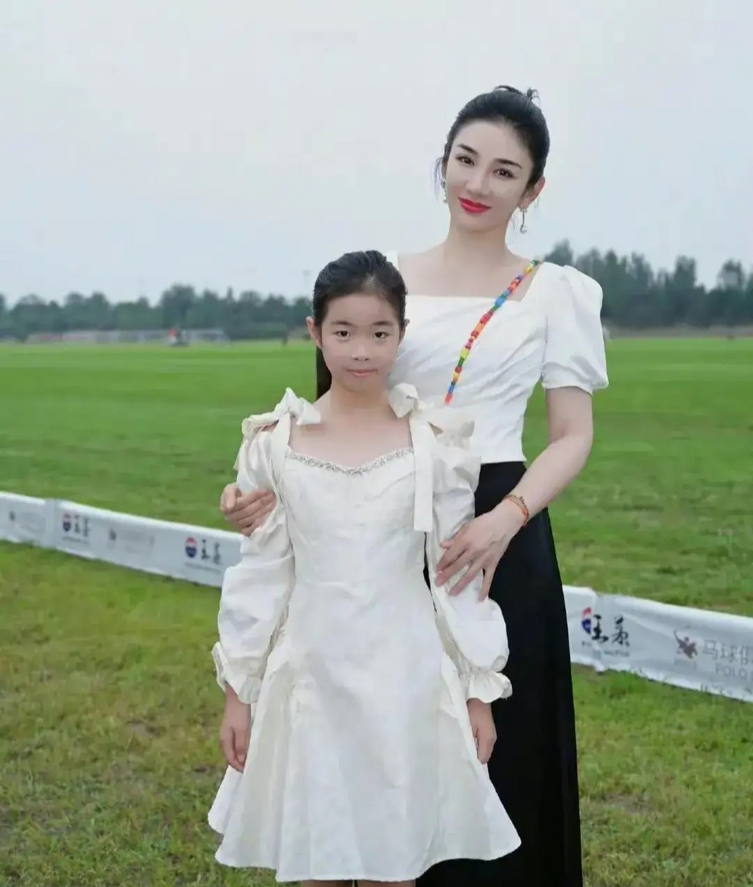 黄奕的女儿黄芊玲,小名铛铛,长大了更漂亮了,黄奕和黄毅清当年离婚