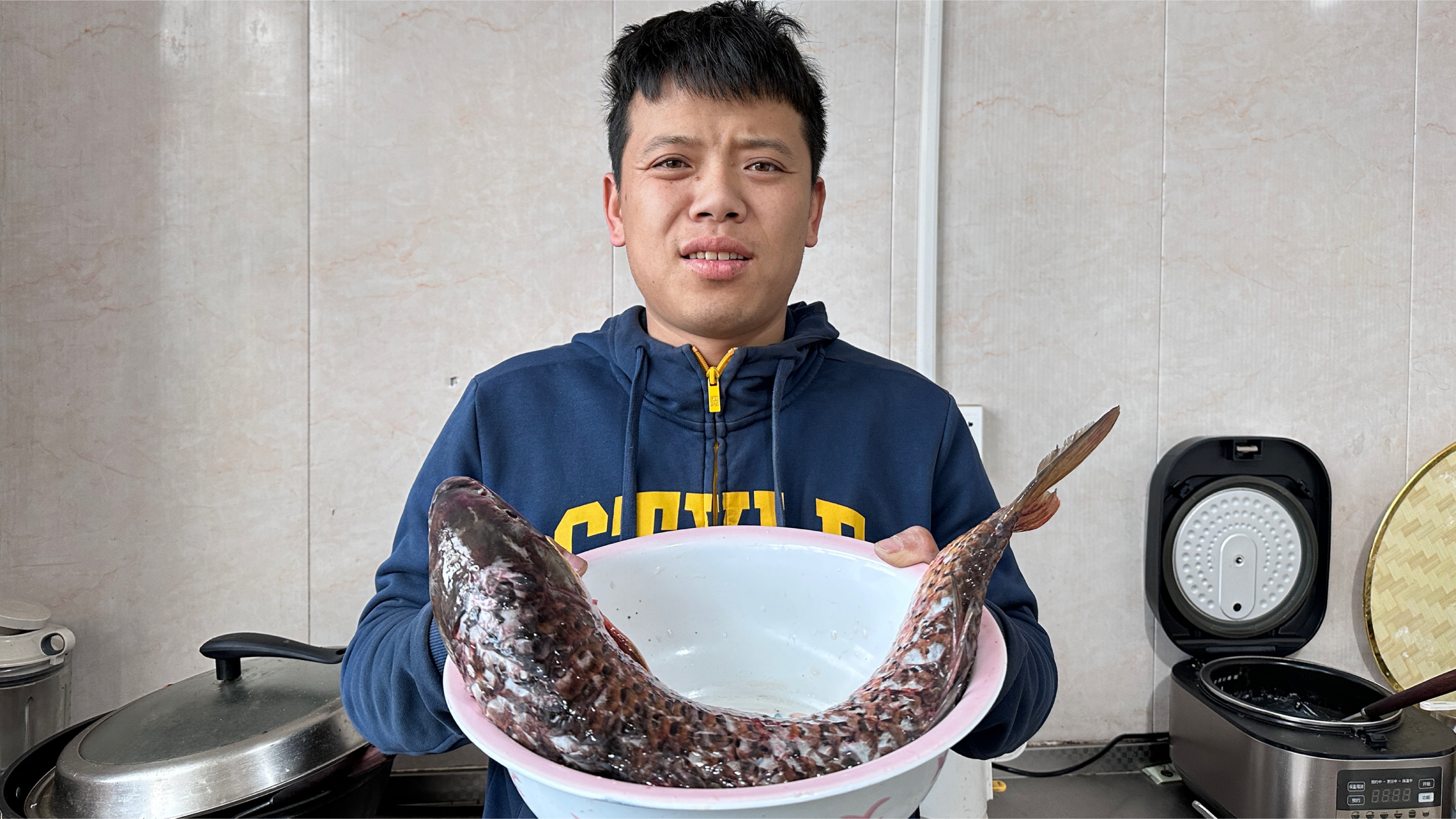 东北一宁花160买开江鲤鱼,广西媳妇用酱炖,给爸妈和孩子尝尝鲜