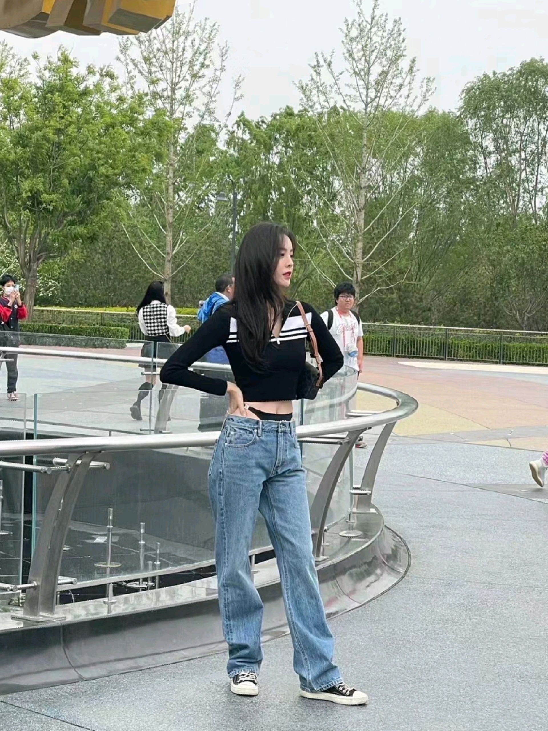 古力娜扎身着大胆款式的牛仔裤,引来网友的嘲讽