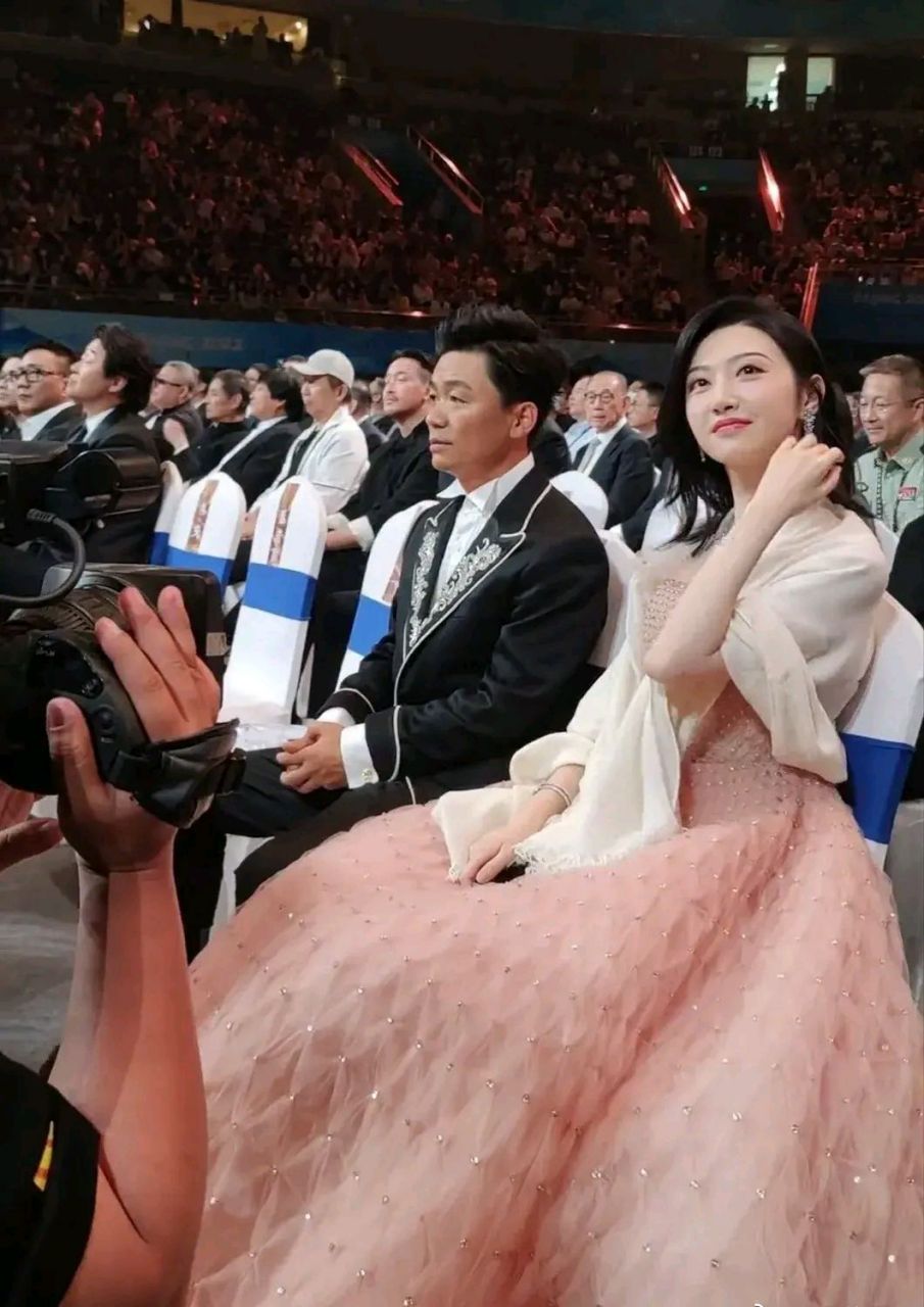 华表奖上王宝强与景甜同框,很容易就让人想到宝强哥和刘亦菲那一次