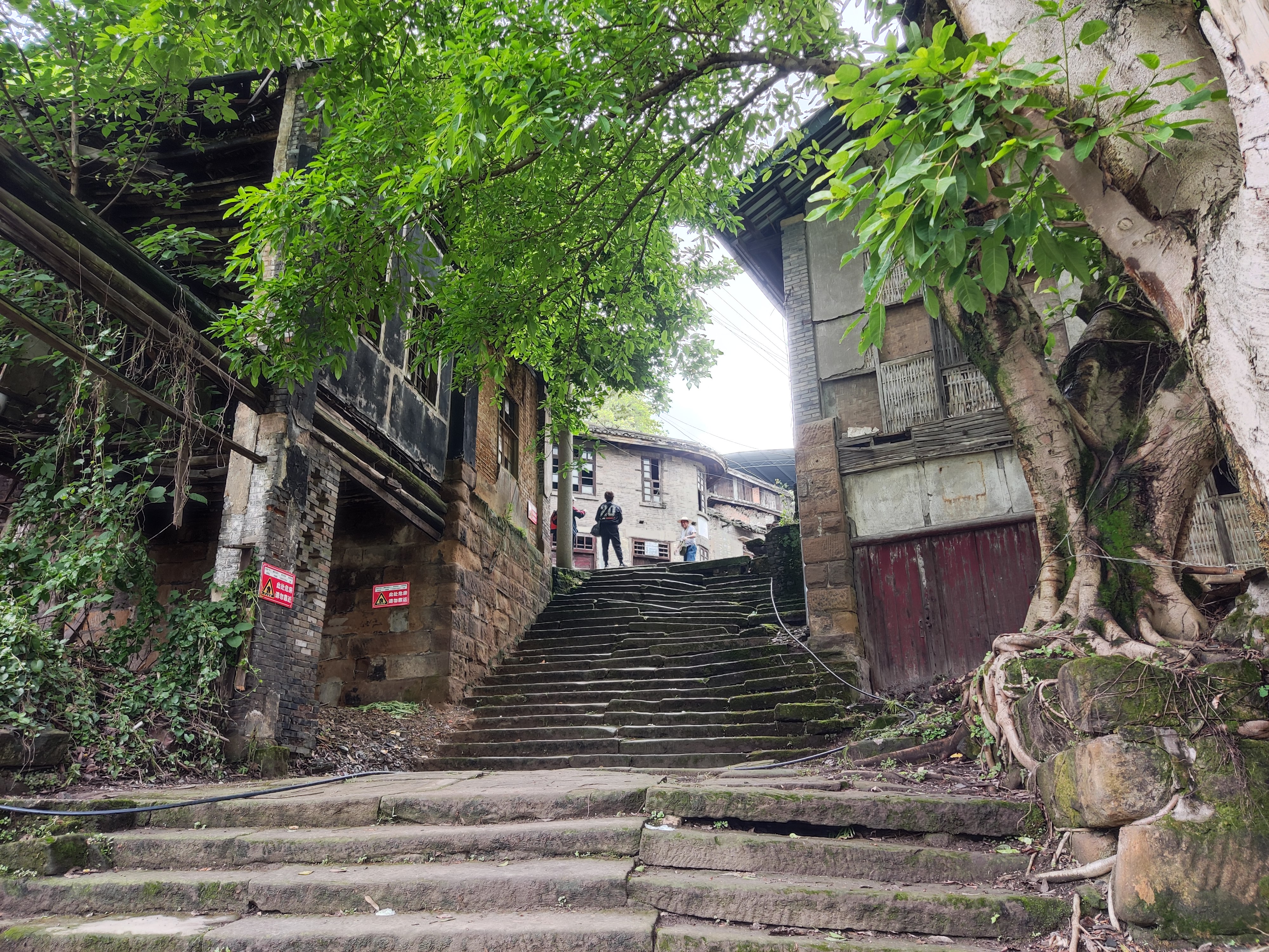 重庆九龙坡区百年古镇,古朴古香游客稀少,大街上开餐馆成网红