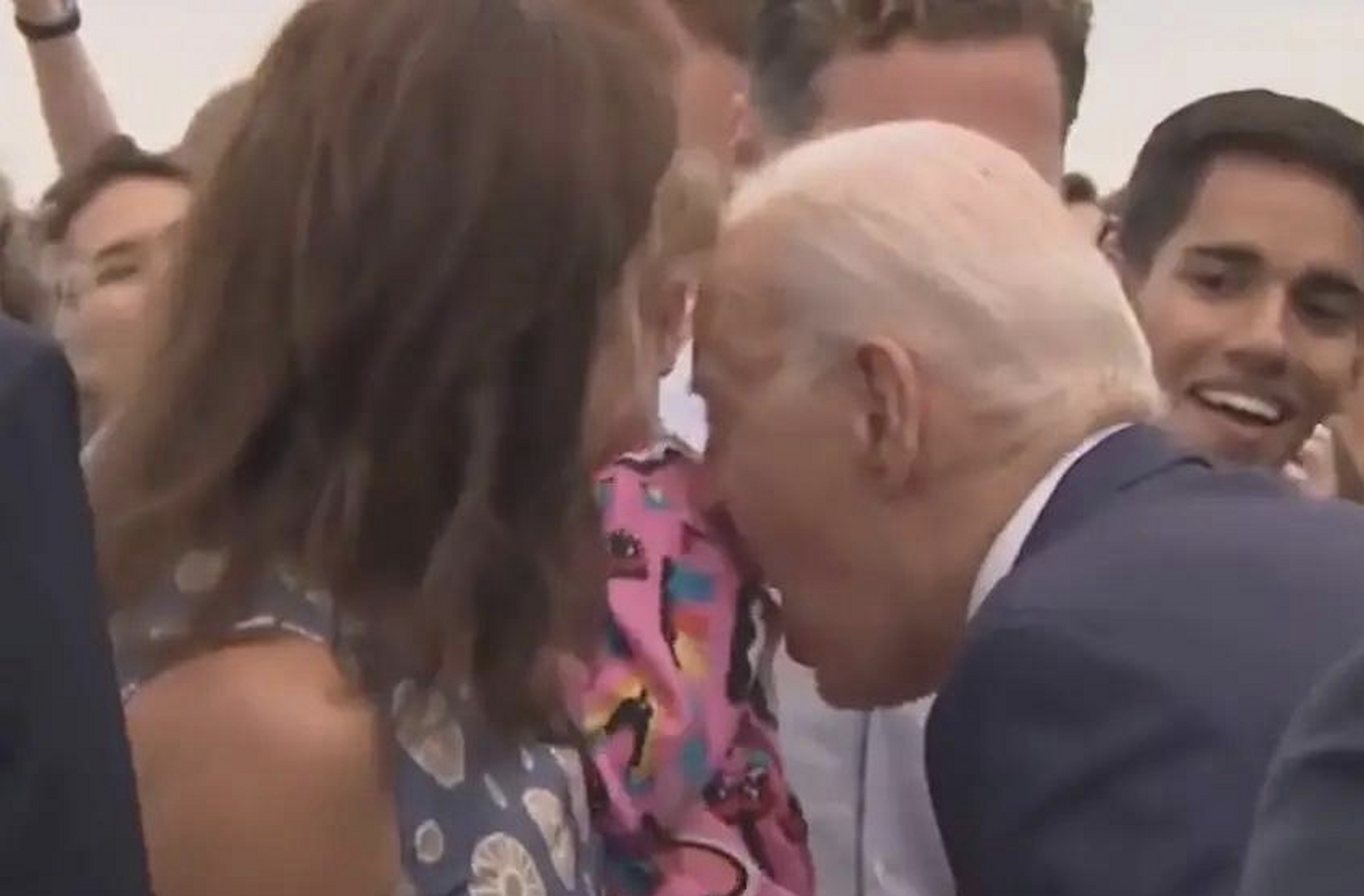 拜登亲吻小女孩举动惹争议# 这老家伙已经不止一次曝出这种新闻了