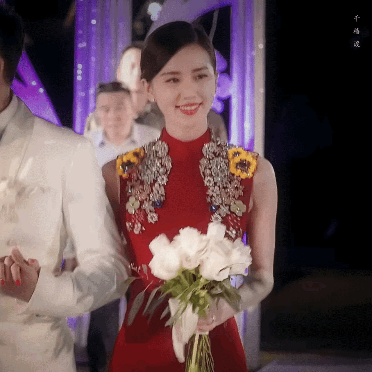 刘诗诗当年在巴厘岛举办婚礼时穿的这套红色敬酒服,是真的很适合她呀