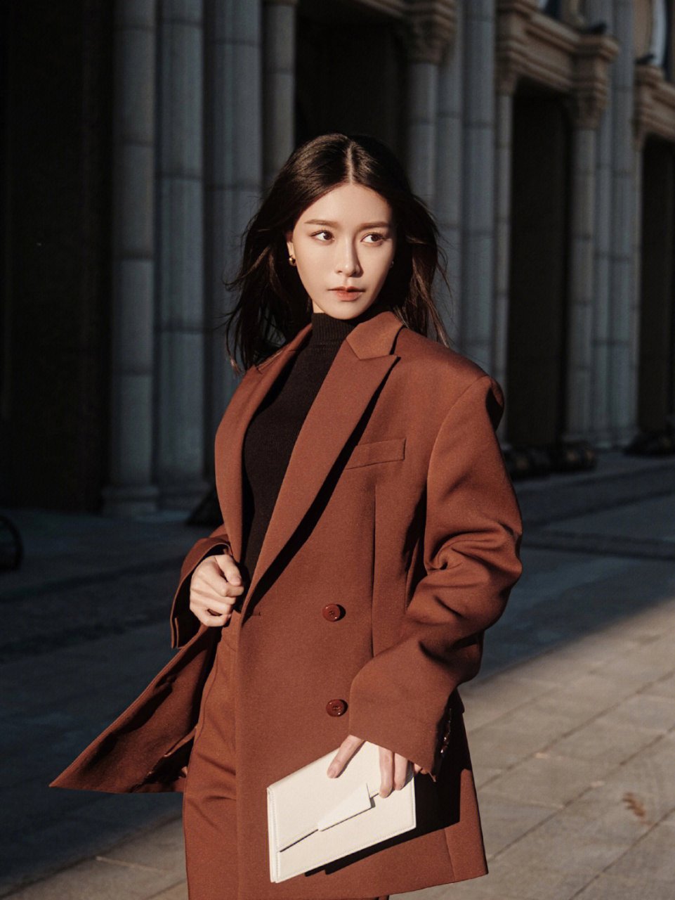 文咏珊的气质感还真不是一般人比得了的,一身棕色西服套装干练利落