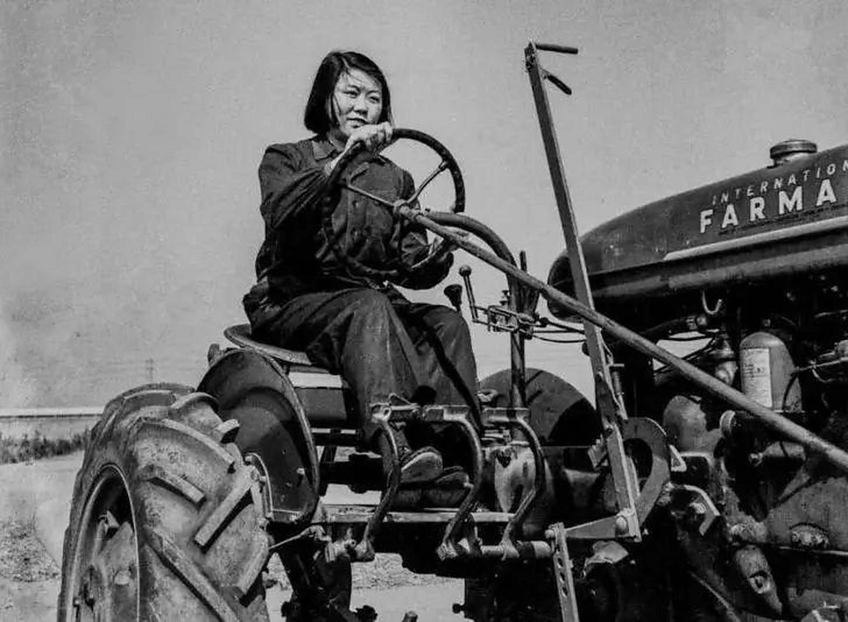 改革开放之后的女拖拉机手,劳动人民是真的美