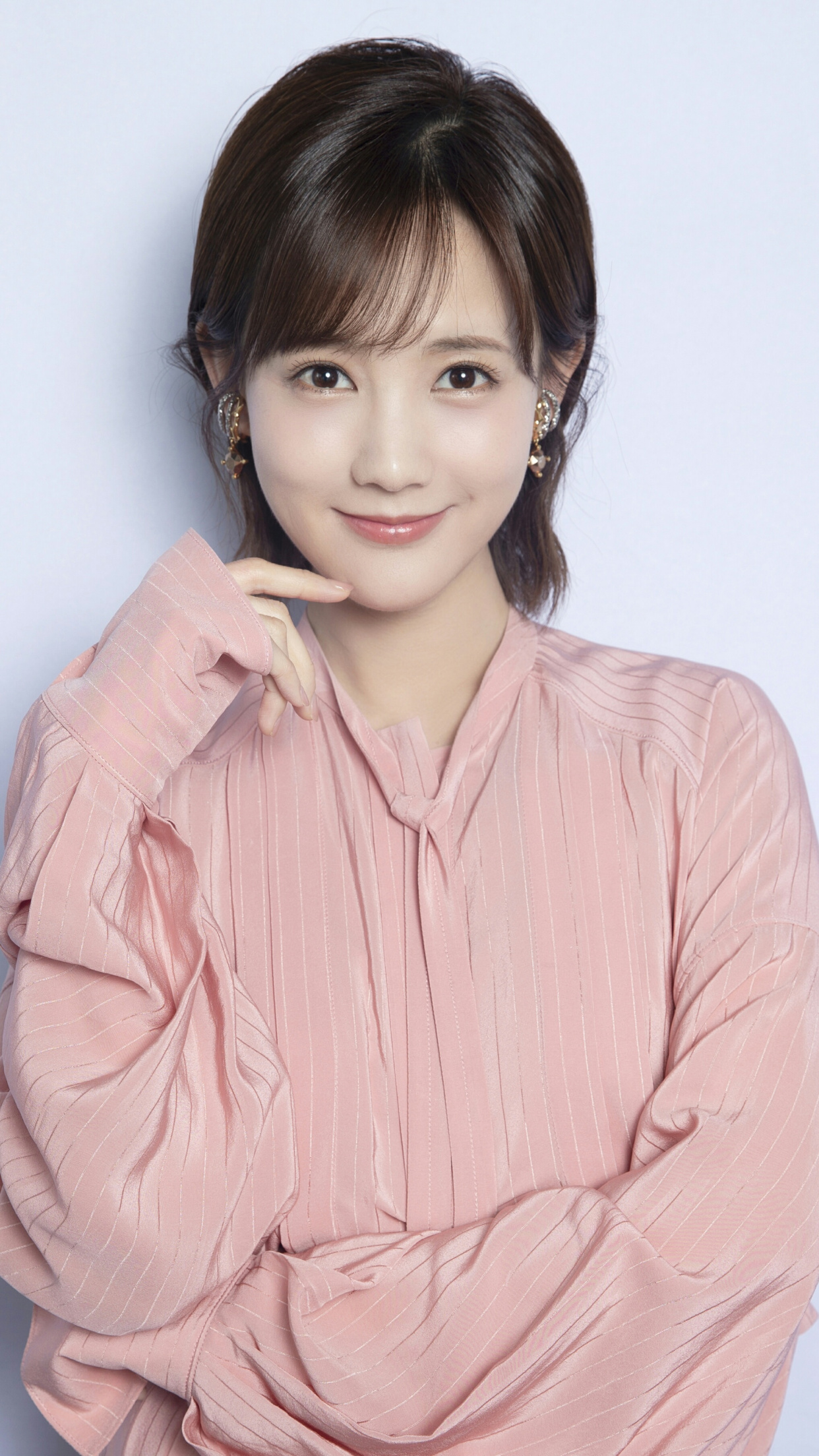 李一桐她是射雕英雄传黄蓉饰演者,她的颜值气质让人至今难忘