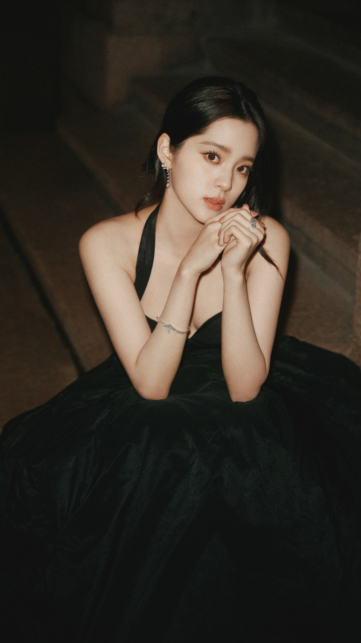 欧阳娜娜穿黑色裸背礼服裙,真的是太炸了,性感迷人惊艳全场