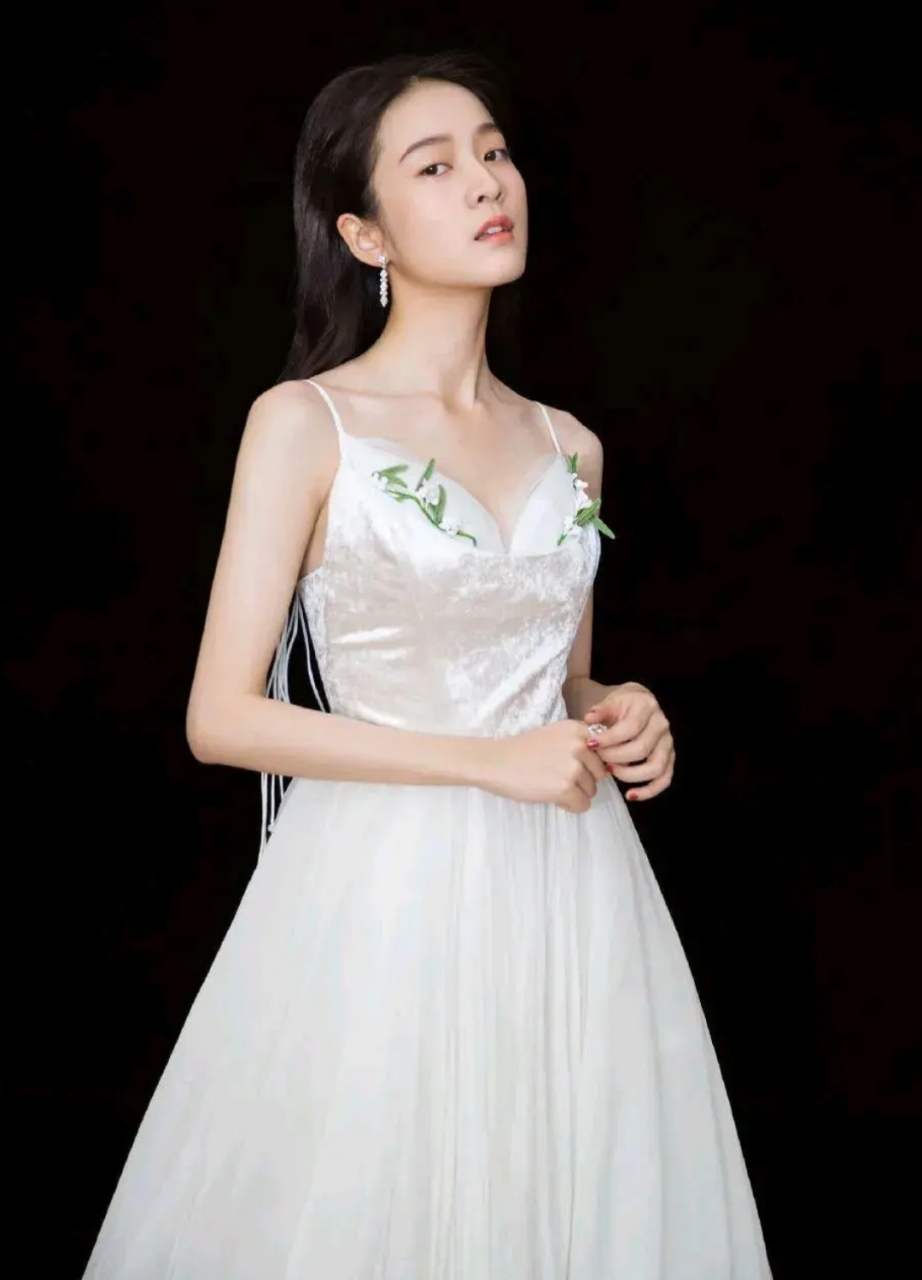 张雪迎一袭白色吊带长裙,纯洁高雅,青春靓丽,性感迷人,真的是越来越有