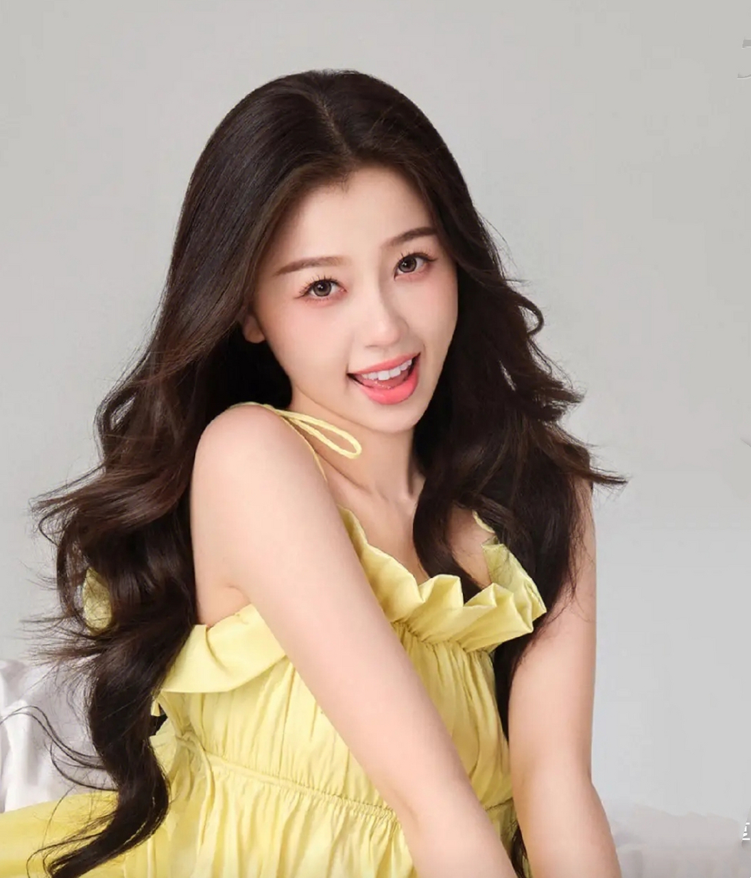 黄色吊带裙,衬得虞书欣越发娇媚可爱