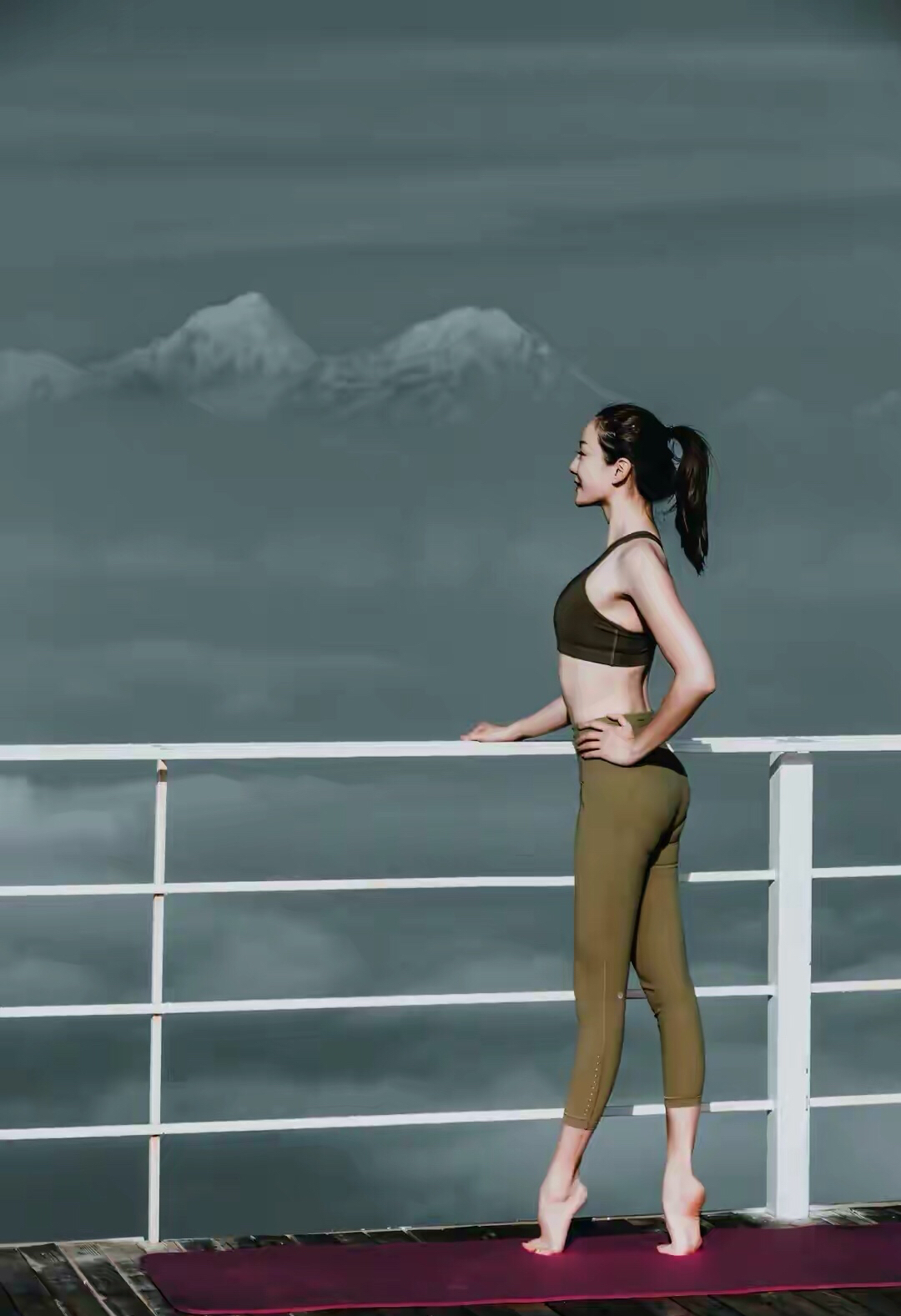 "花样游泳女神"蒋婷婷晒高山瑜伽写真,动作优美,身姿曼妙