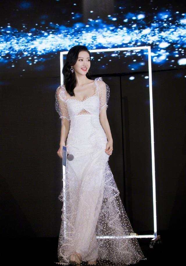 31岁景甜穿透视薄纱裙,大秀傲人身材,看来分手后彻底放飞自我