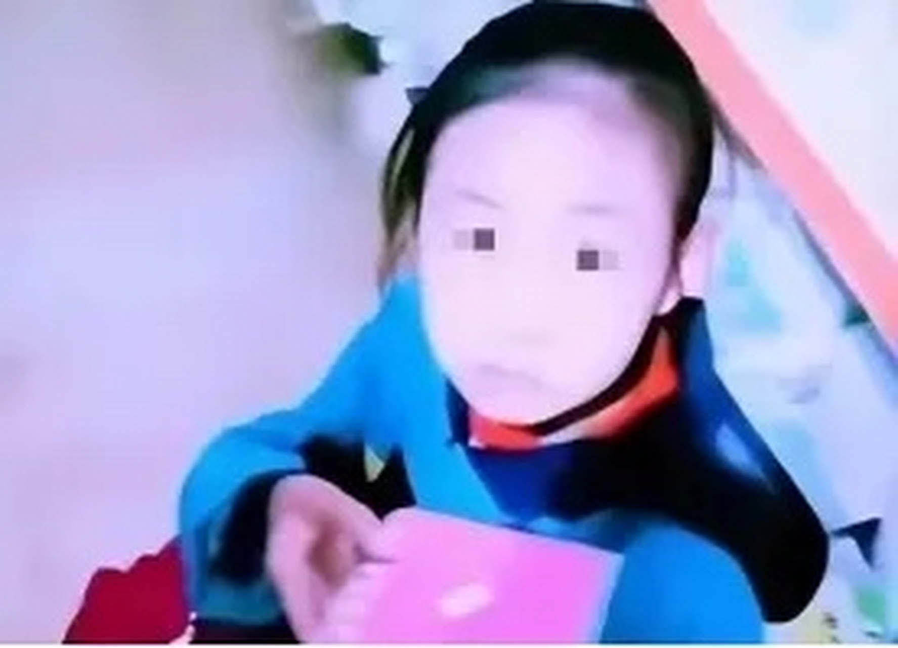 "  02 2022年江苏南京,穿的破破烂烂的小女孩,拿着手中仅剩的4元钱