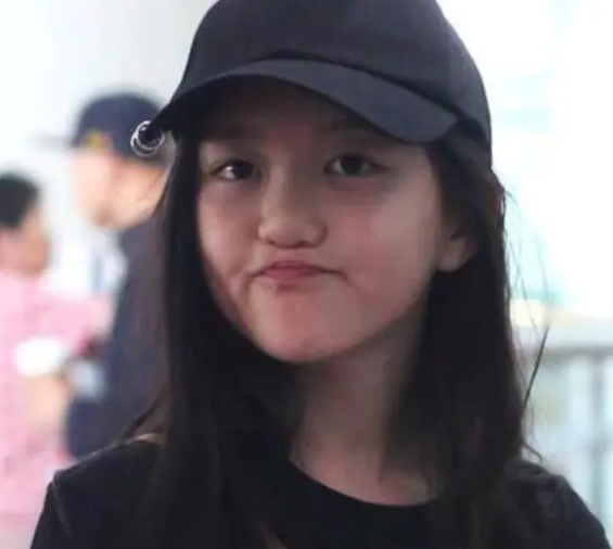 17岁的李嫣回国后晒出了最新的照片眼睛下垂的样子非常像她的爸爸