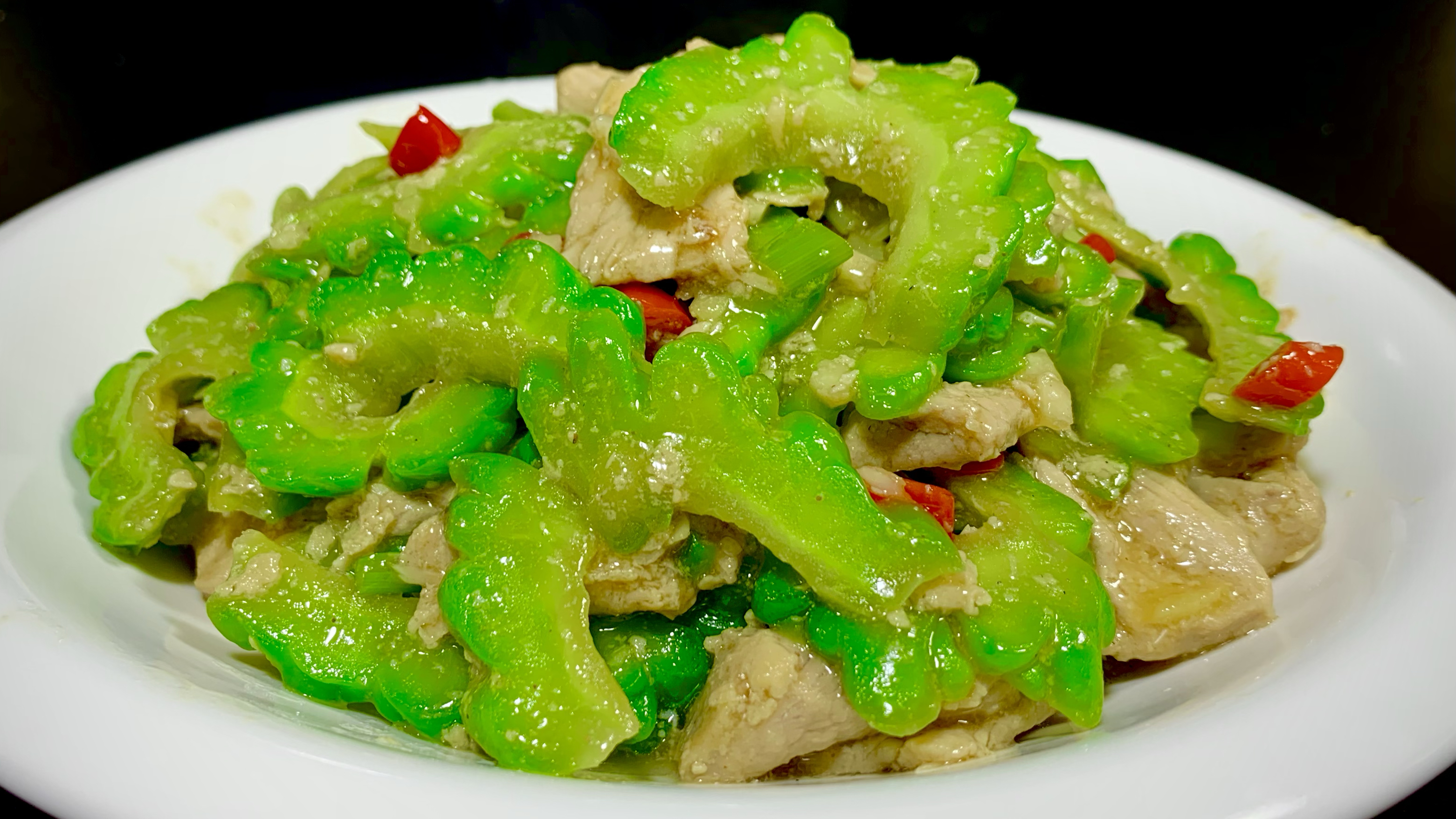 苦瓜炒肉怎么做才好吃?老厨师教你诀窍,苦瓜翠绿鲜香,肉片鲜嫩