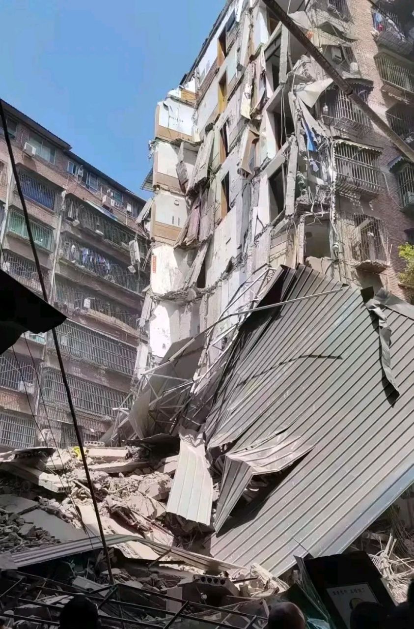 一 约 10 层楼房发生坍塌 4月11日,四川达州宣汉一约10层的建筑突发