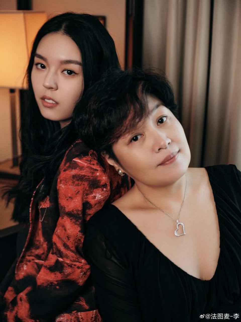 8月8日,李咏女儿法图麦分享和妈妈哈文拍摄的写真大片,其中法图麦穿了