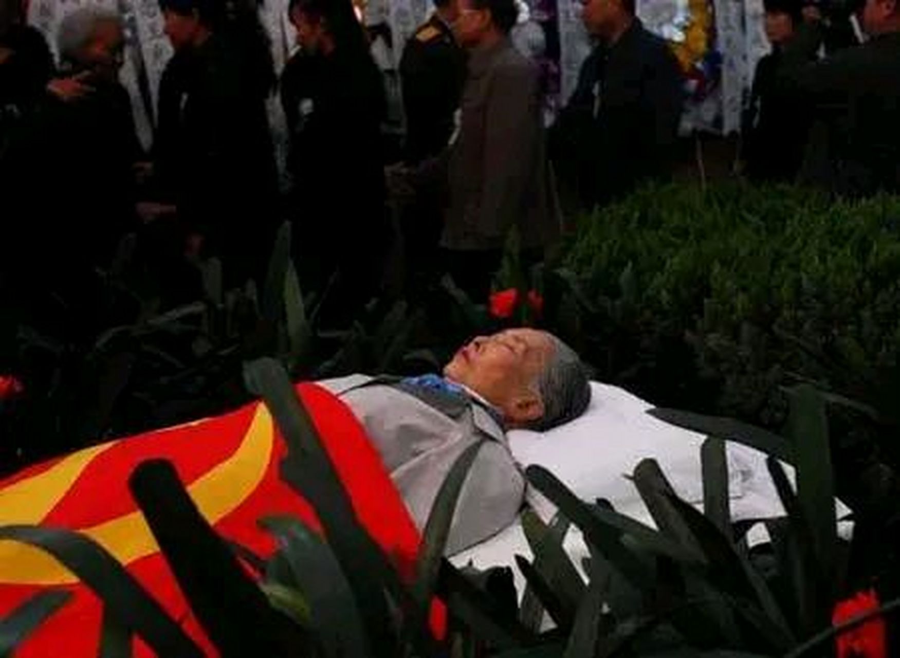 这是2006年,王光美病逝后一张珍贵的遗容照,灵堂的大厅内,她身披党旗