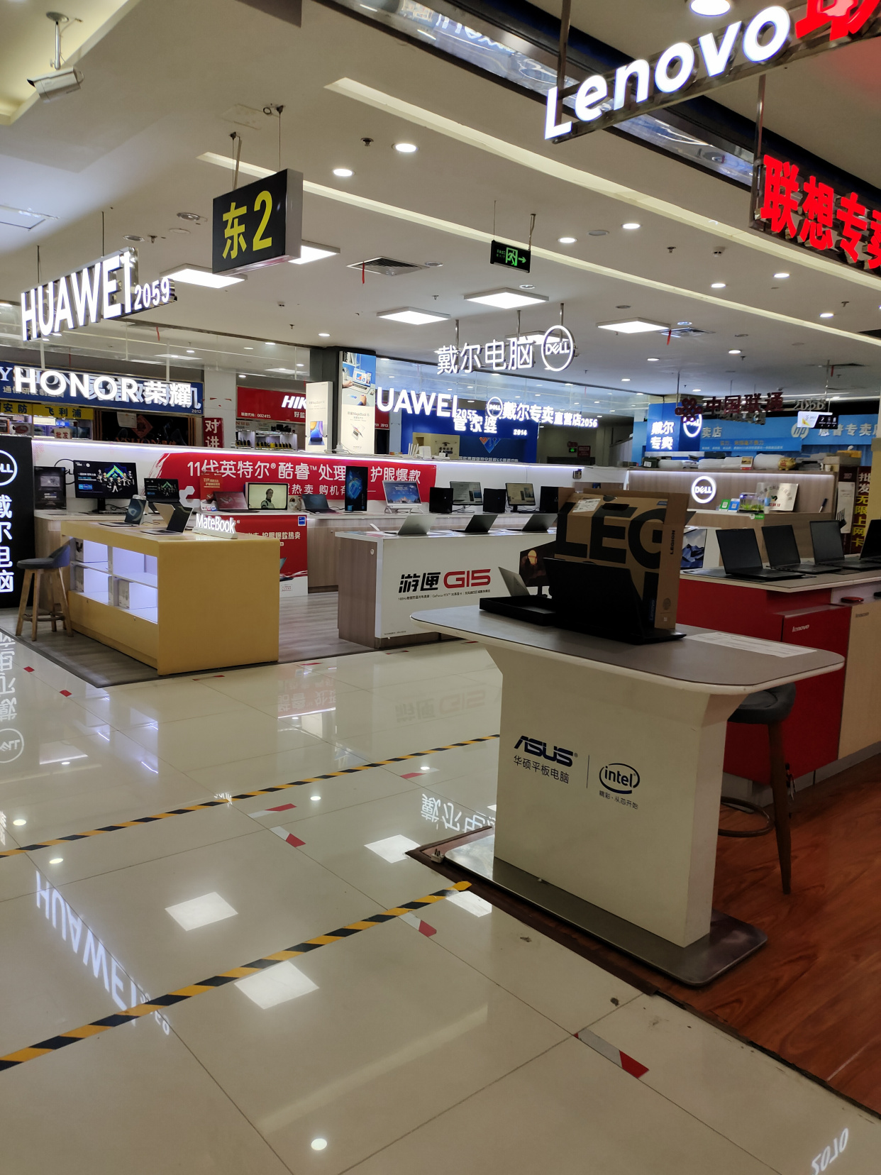 大同市最大的电子产品商场上悦城腊月实拍,一片凄凉,人少店多