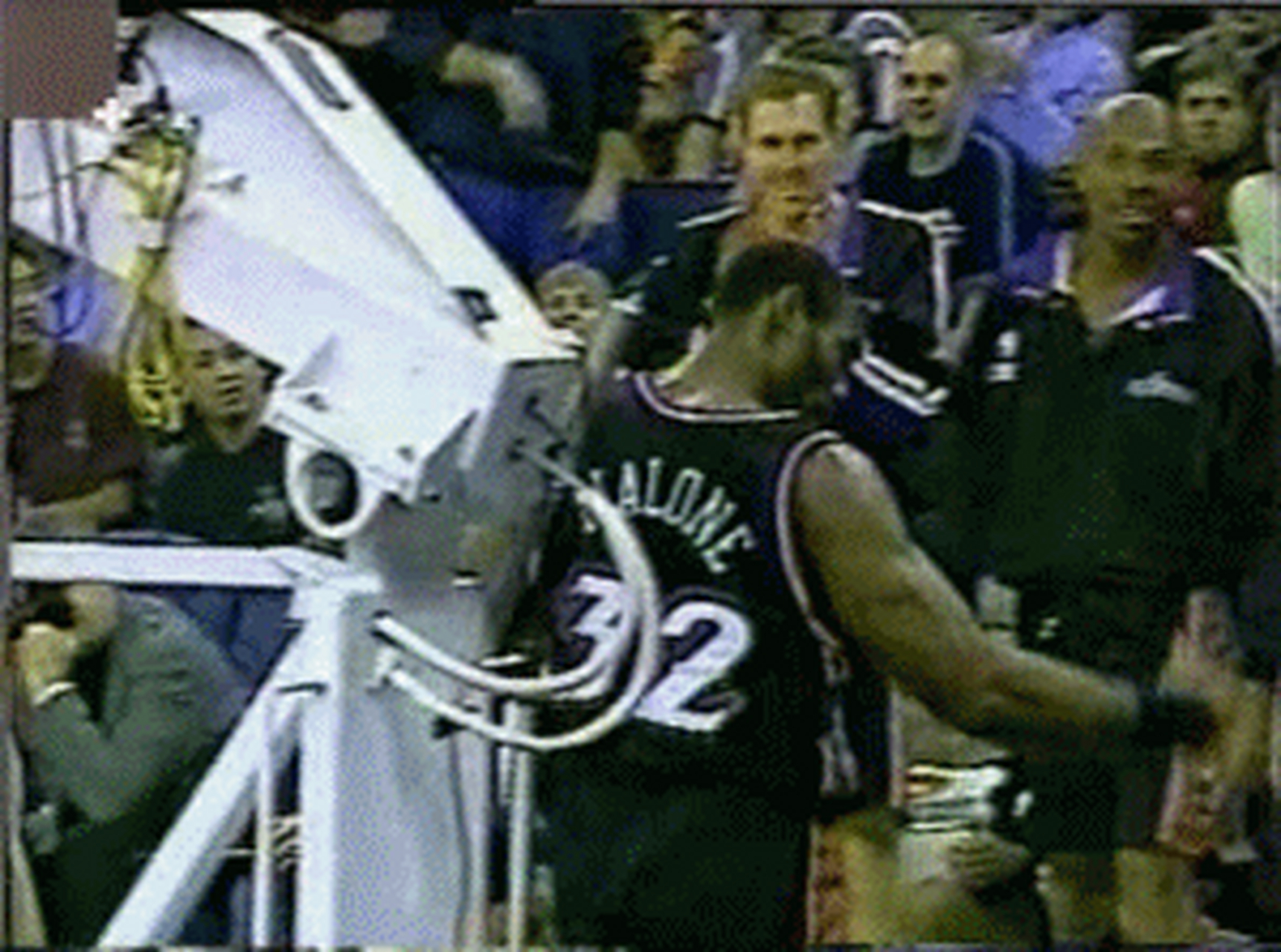 来尝一尝"邮差"卡尔马龙的铁肘,这一肘子下去,你可能会死