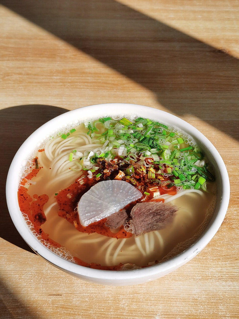 兰州牛肉面是兰州乃至甘肃最具代表的美食之一,兰州人的一天就是从