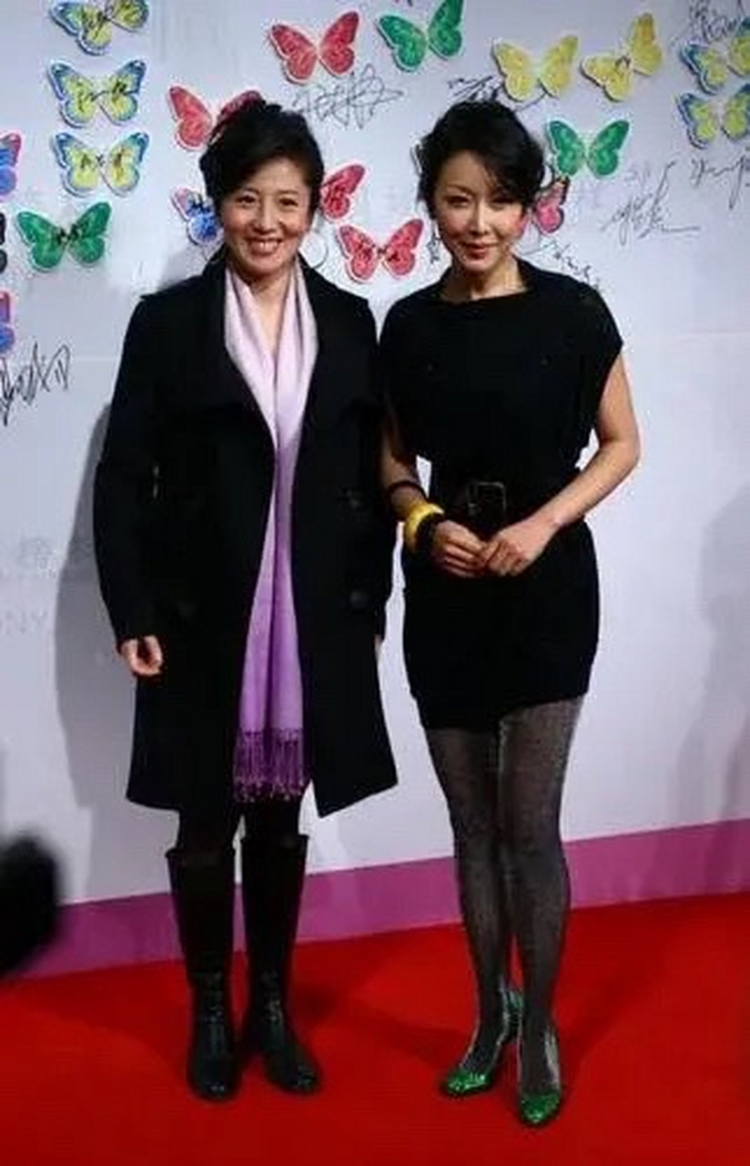 2000年,孙悦的男友居鹏在停车场意外身亡,不多久,有个女人就找上了门