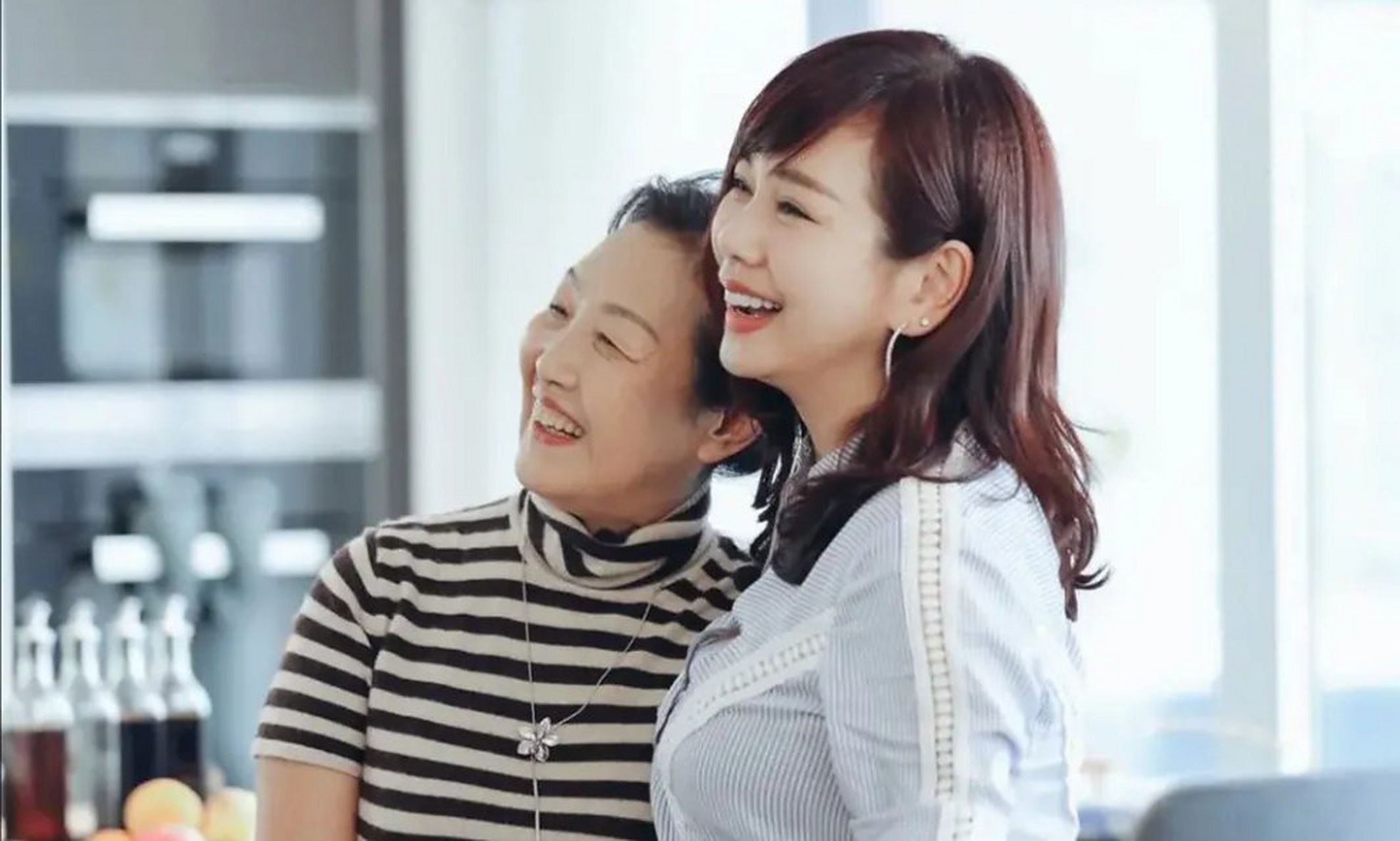 拍综艺《鲁豫的礼物》时,看陈松伶和杨威在一起有说有笑,张铎醋意大发