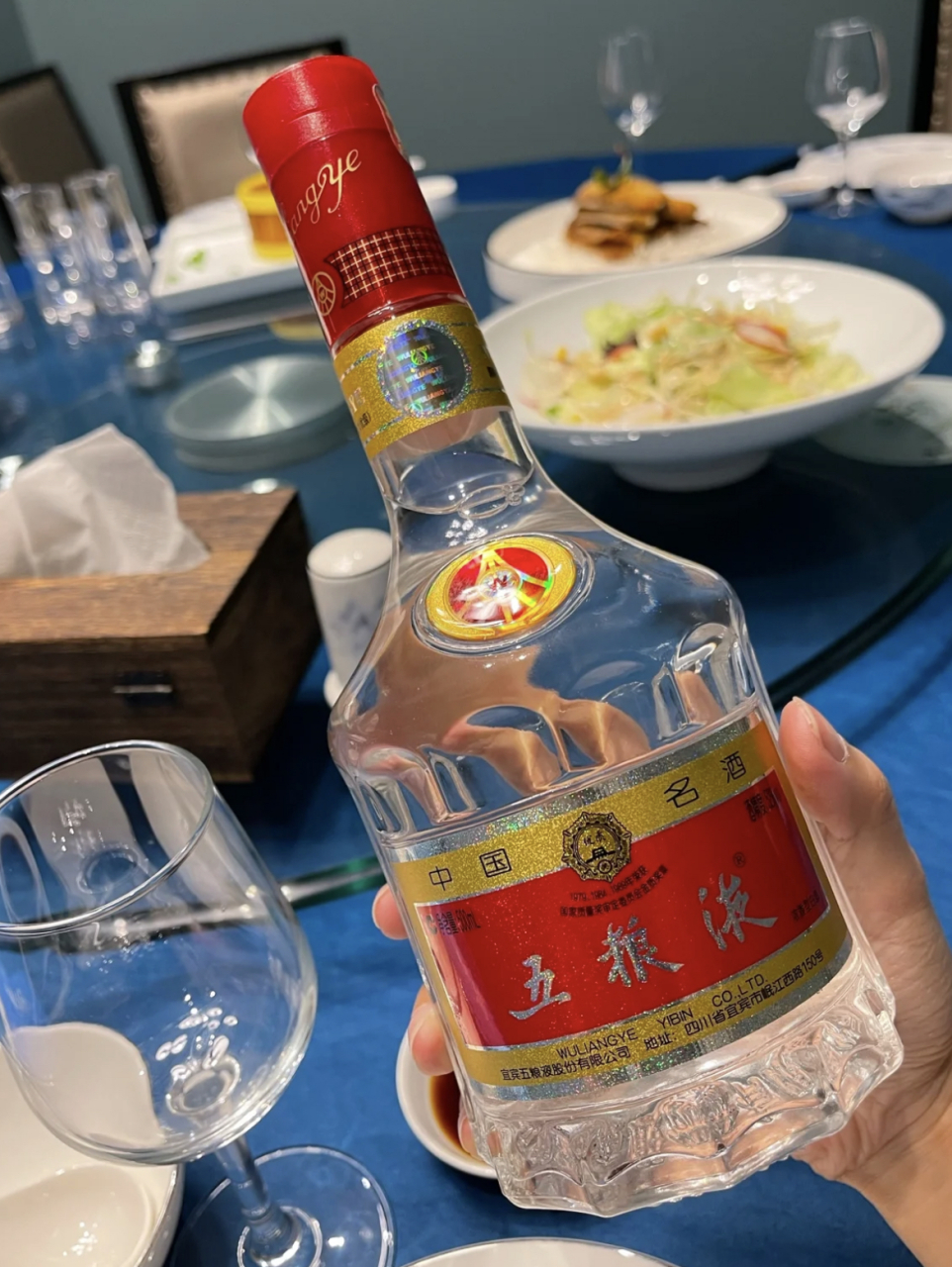 茅台酒桌实拍照片图片