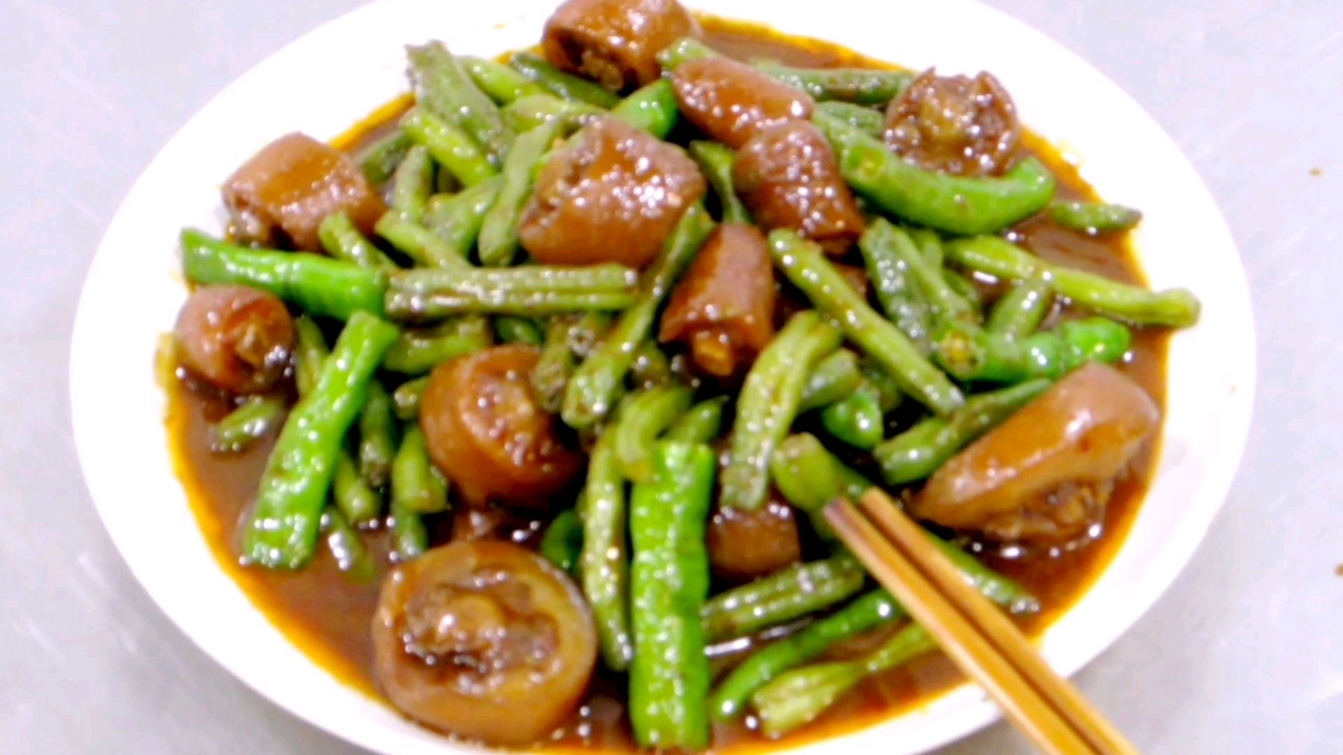 此菜用猪身一部位搭配时令四季豆,菜名喜庆,香糯下饭,简单易做