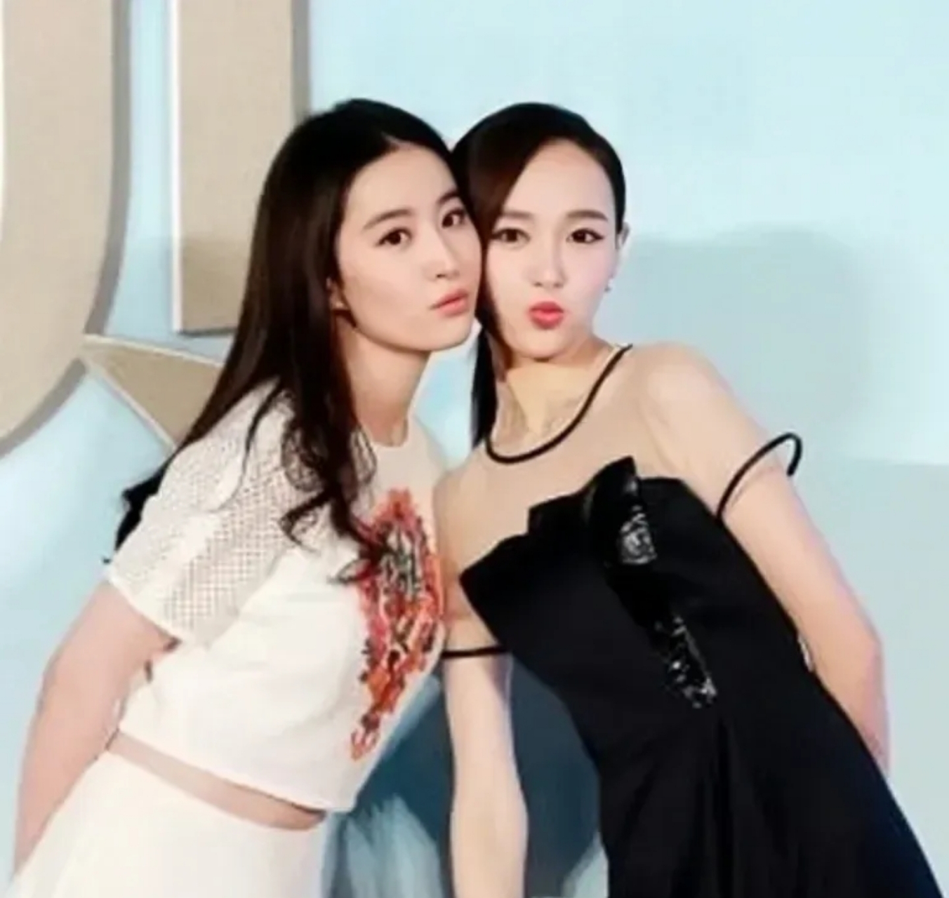 早期的唐嫣和刘亦菲,电影《露水红颜》发布会.