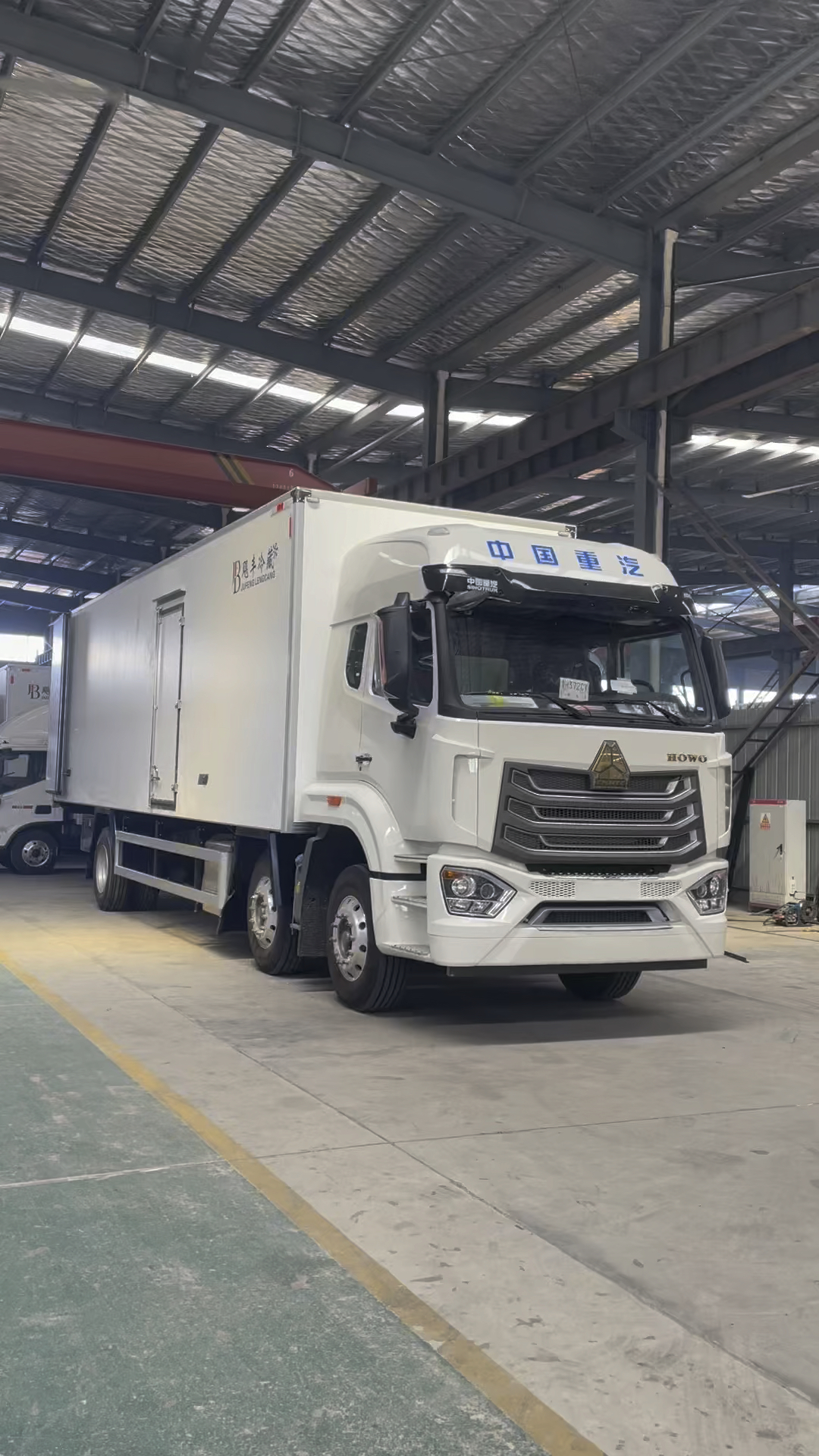 6米小三轴冷藏车,进口曼330马力发动机,可荷载14t货的冷藏车600l油箱