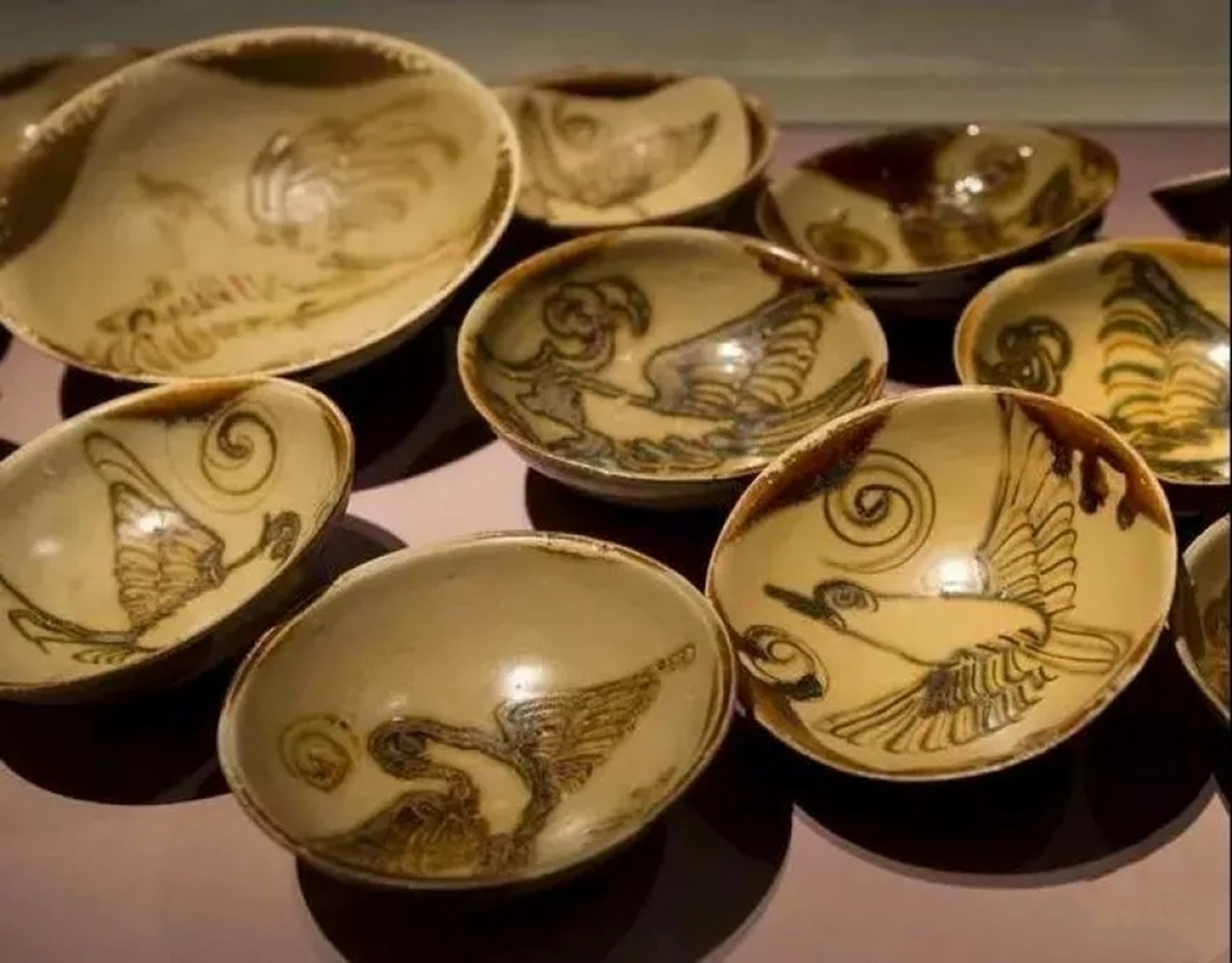 "黑石号"是一艘唐代沉船,于1998 年被一家德国打捞公司发现于印度尼