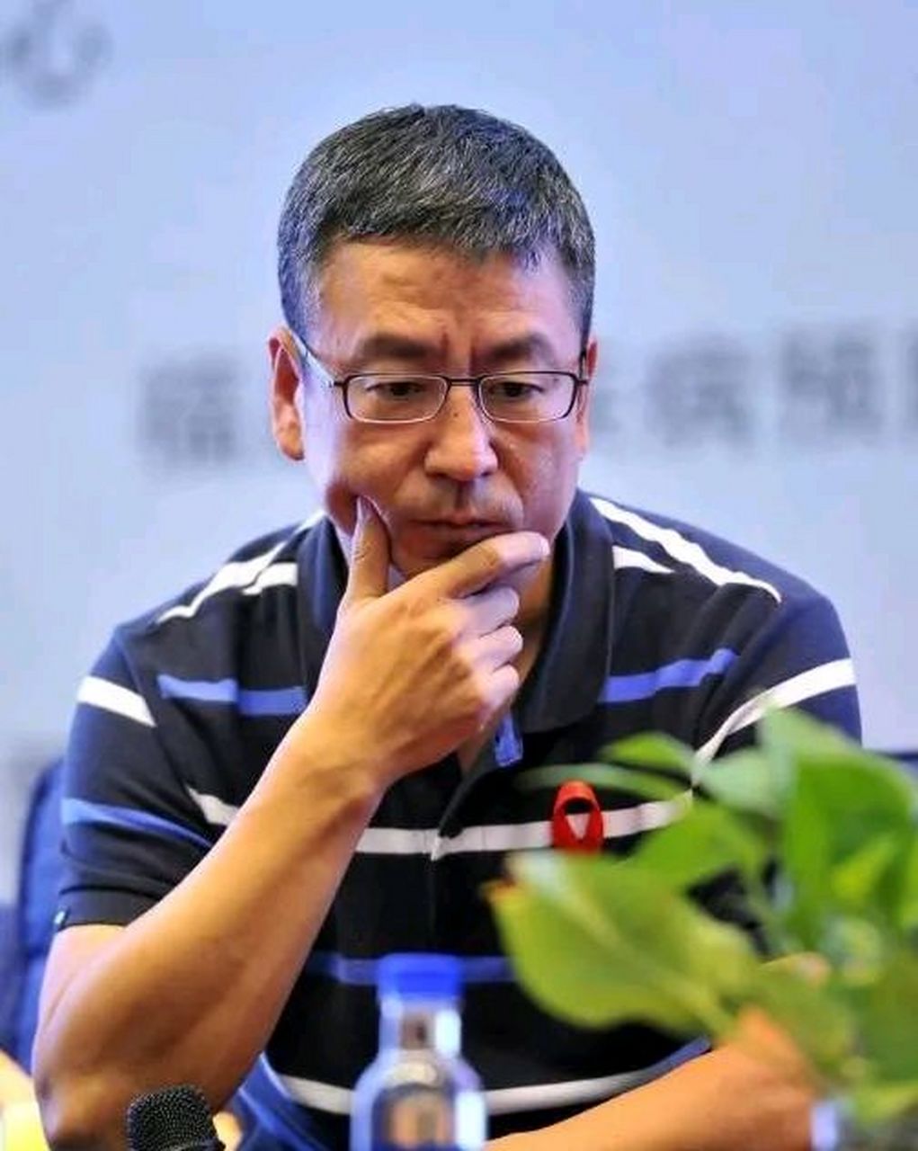 白岩松应邀到郑州大学演讲,到了提问环节,一位女大学生问:"白老师