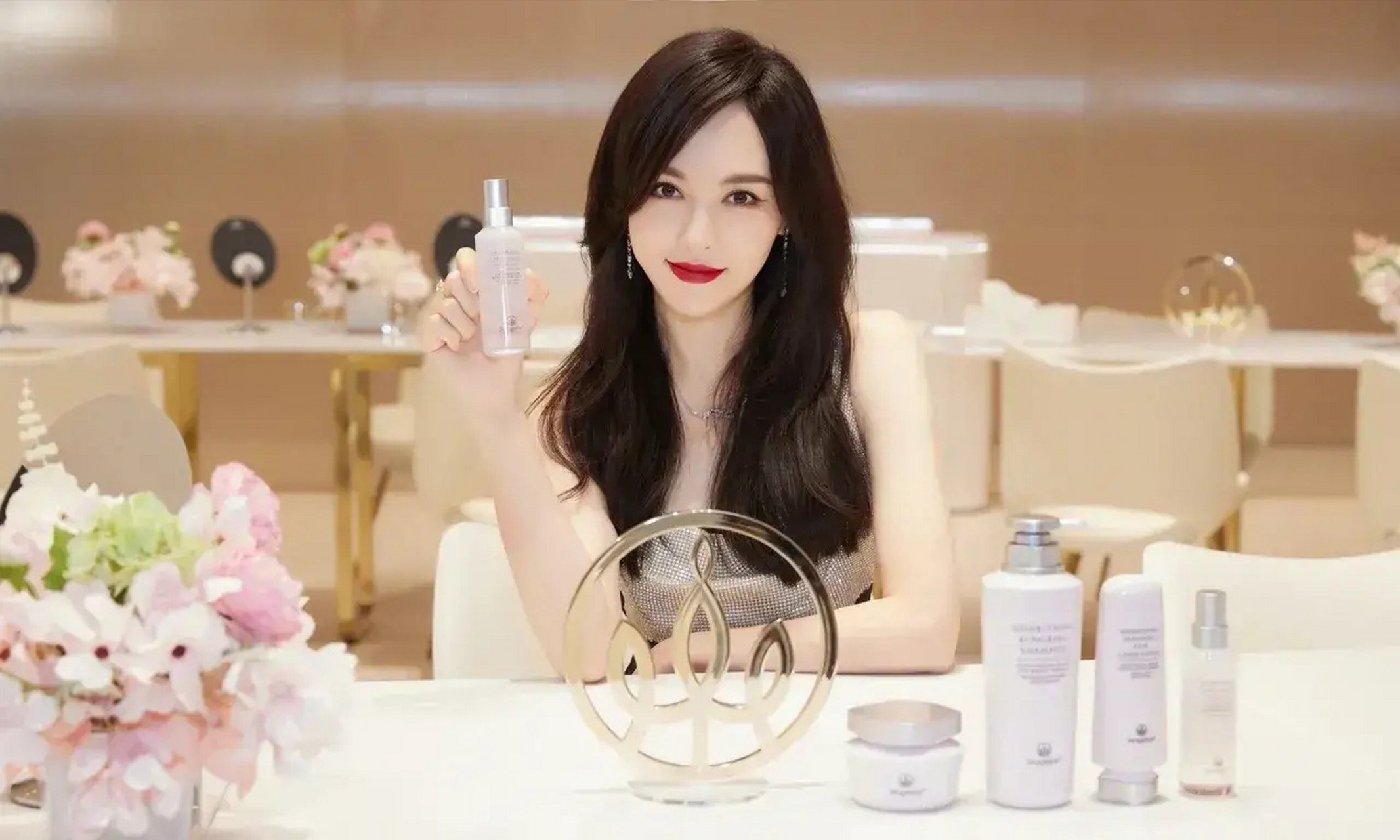 一组唐嫣为某化妆品代言了,时尚与化妆品相互搭配展示!